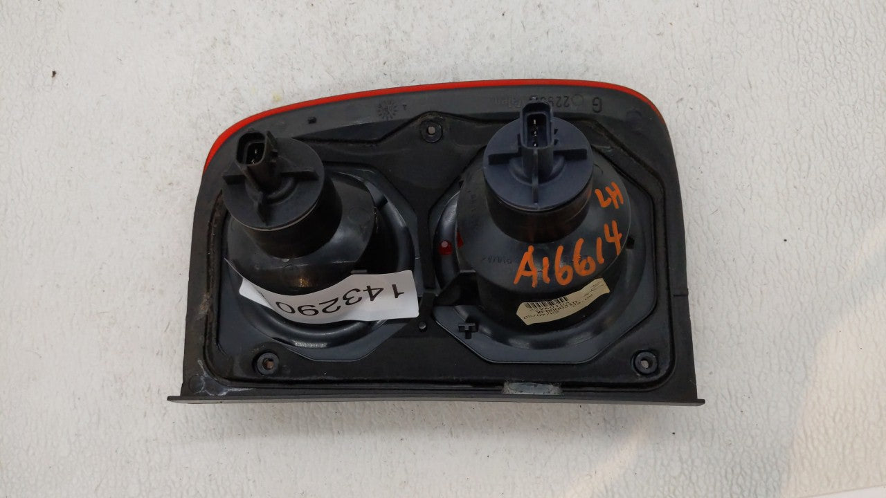 2002-2003 Land Rover Freelander Tail Light Assembly Driver Left OEM P/N:22960104 Fits Fits 2002 2003 OEM Used Auto Parts - O