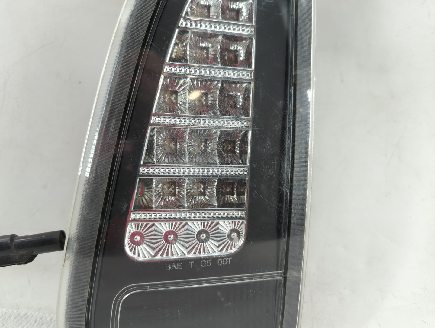 2003-2006 Lincoln Navigator Tail Light Assembly Passenger Right OEM P/N:FR491-BUWE4-BH 2L7X-13B504-A Fits Fits 2003 2004 200