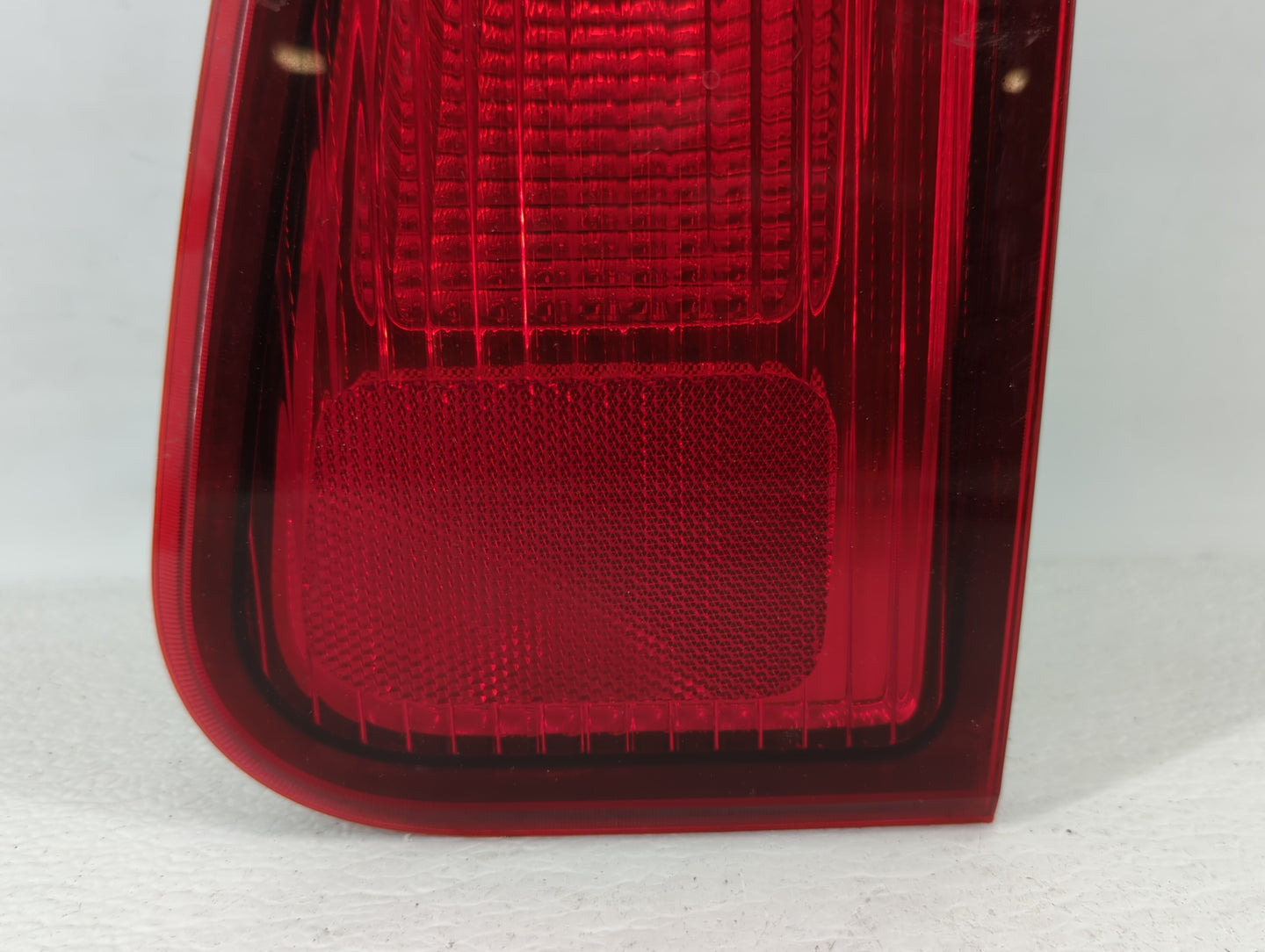2003 Lincoln Navigator Tail Light Assembly Passenger Right OEM P/N:44ZG-11115 2L7X-13404-B, FR491-BUWE4-BH, 2L7X-13B504-A Fi