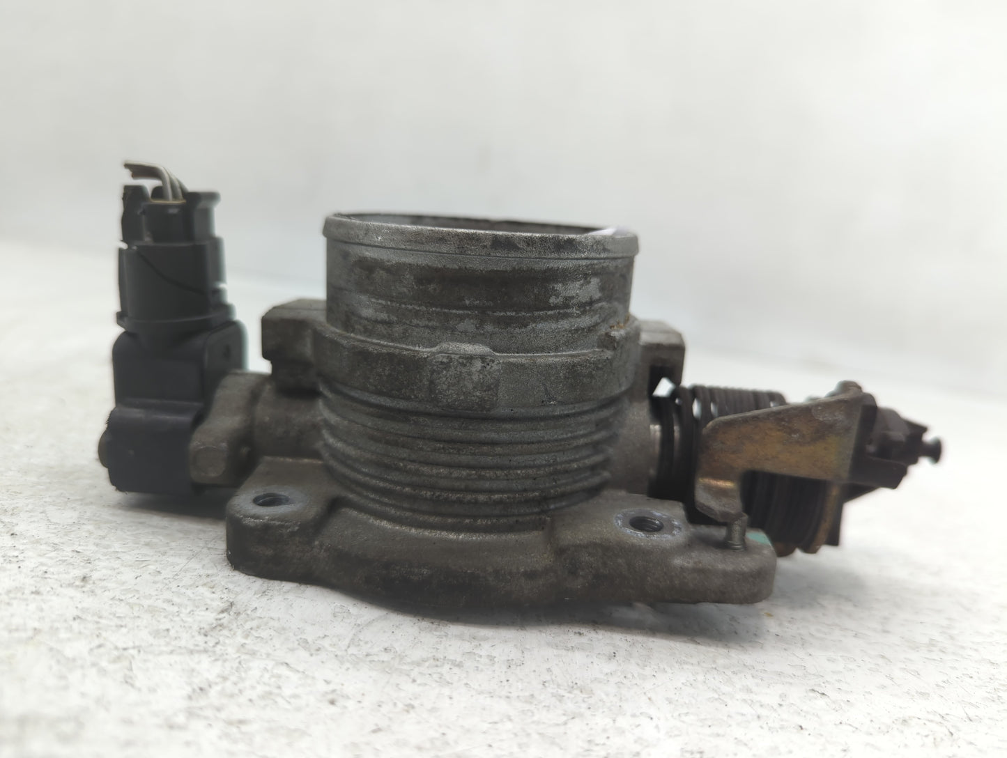 2003 Lincoln Navigator Throttle Body P/N:F4SF 9B989 Fits OEM Used Auto Parts - Oemusedautoparts1.com