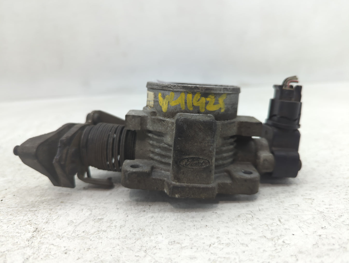 2003 Lincoln Navigator Throttle Body P/N:F4SF 9B989 Fits OEM Used Auto Parts - Oemusedautoparts1.com