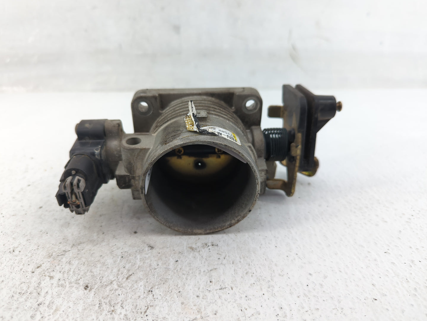 1998-2004 Lincoln Town Car Throttle Body P/N:F8ZU-AE Fits Fits 1998 1999 2000 2001 2002 2003 2004 OEM Used Auto Parts - Oemu