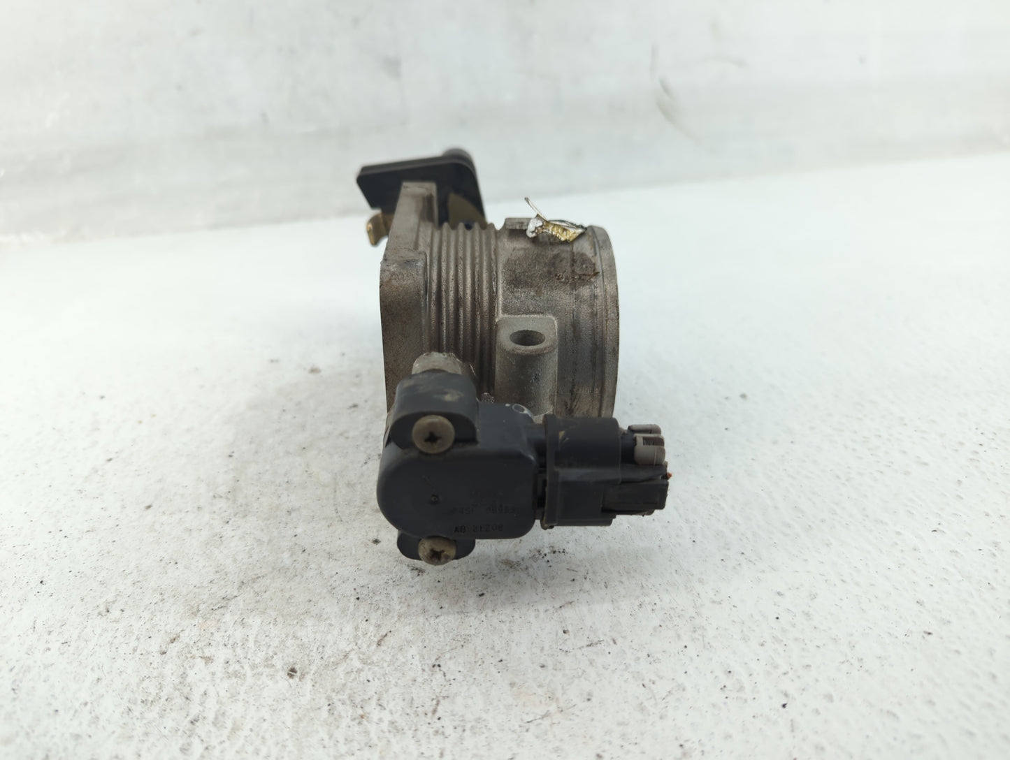 1998-2004 Lincoln Town Car Throttle Body P/N:F8ZU-AE Fits Fits 1998 1999 2000 2001 2002 2003 2004 OEM Used Auto Parts - Oemu