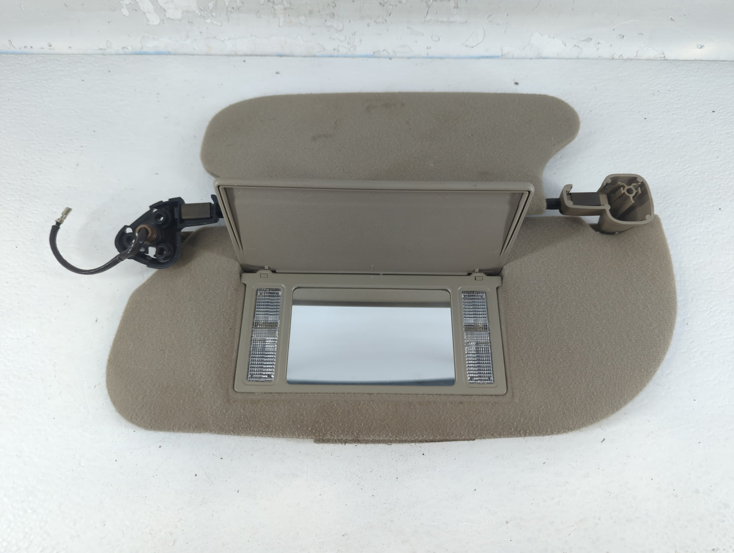 2003-2004 Lincoln Town Car Sun Visor Shade Replacement Passenger Right Mirror Fits Fits 2003 2004 OEM Used Auto Parts - Oemu