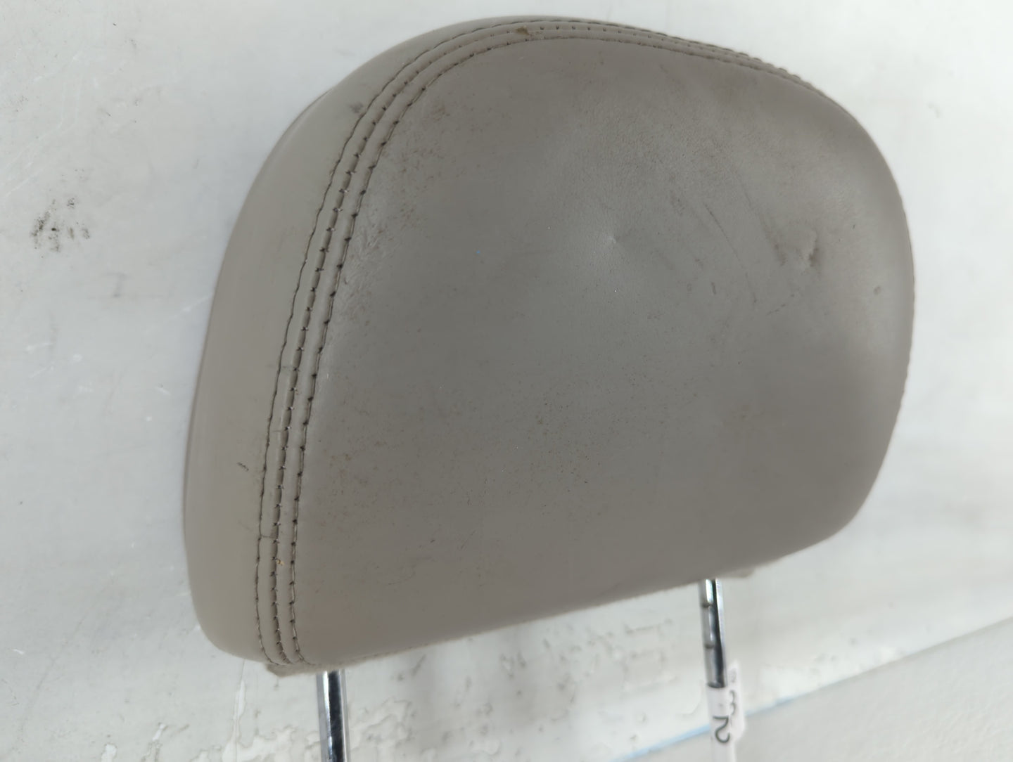 2003 Lincoln Town Car Headrest Head Rest Rear Center Seat Fits OEM Used Auto Parts - Oemusedautoparts1.com