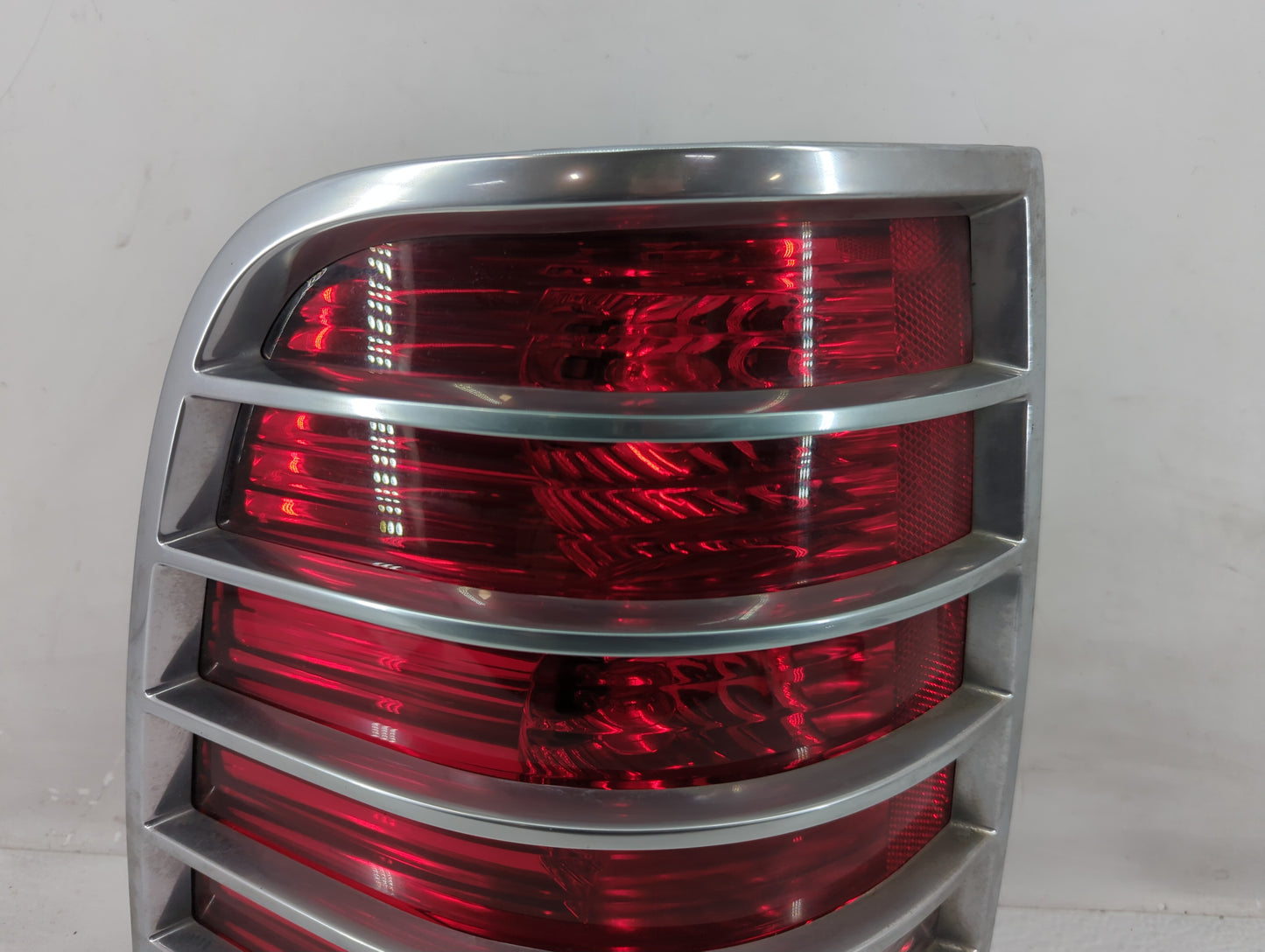 2002-2005 Mercury Mountaineer Tail Light Assembly Driver Left OEM P/N:ASY-IL2X-13B505-A Fits Fits 2002 2003 2004 2005 OEM Us