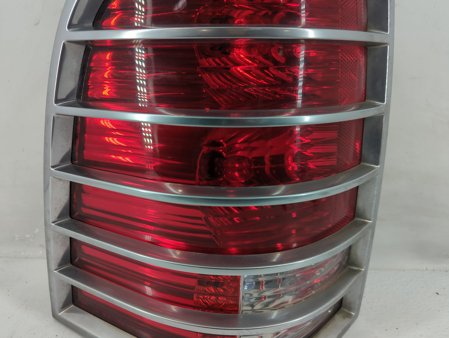 2002-2005 Mercury Mountaineer Tail Light Assembly Driver Left OEM P/N:ASY-IL2X-13B505-A Fits Fits 2002 2003 2004 2005 OEM Us
