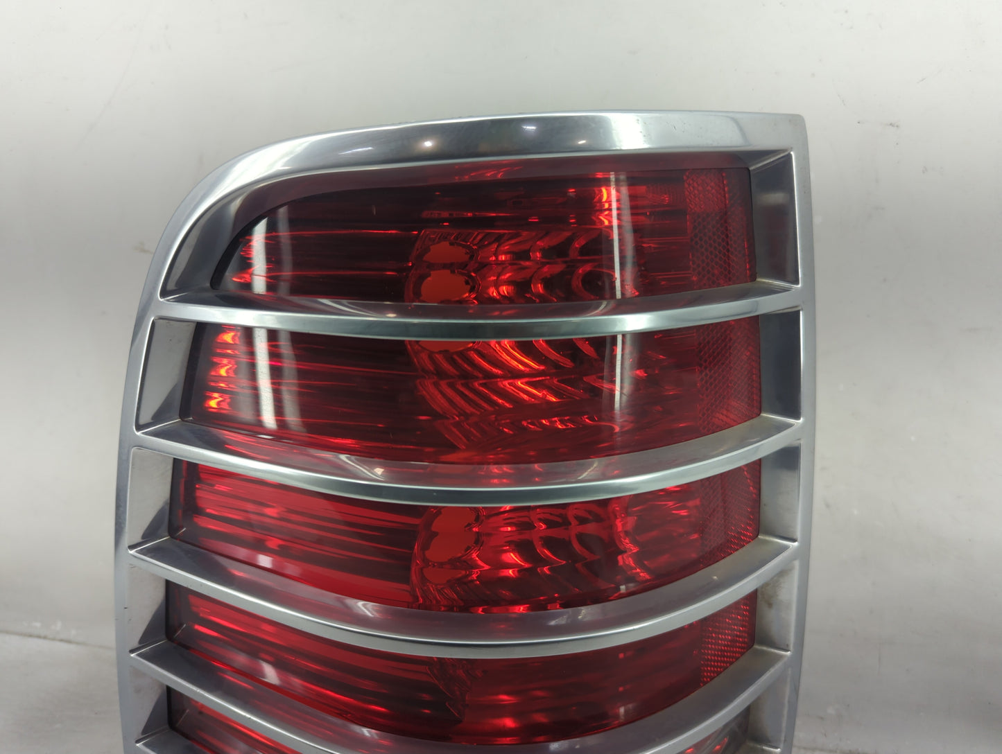 2002-2005 Mercury Mountaineer Tail Light Assembly Driver Left OEM P/N:44ZH-1470 Fits Fits 2002 2003 2004 2005 OEM Used Auto 