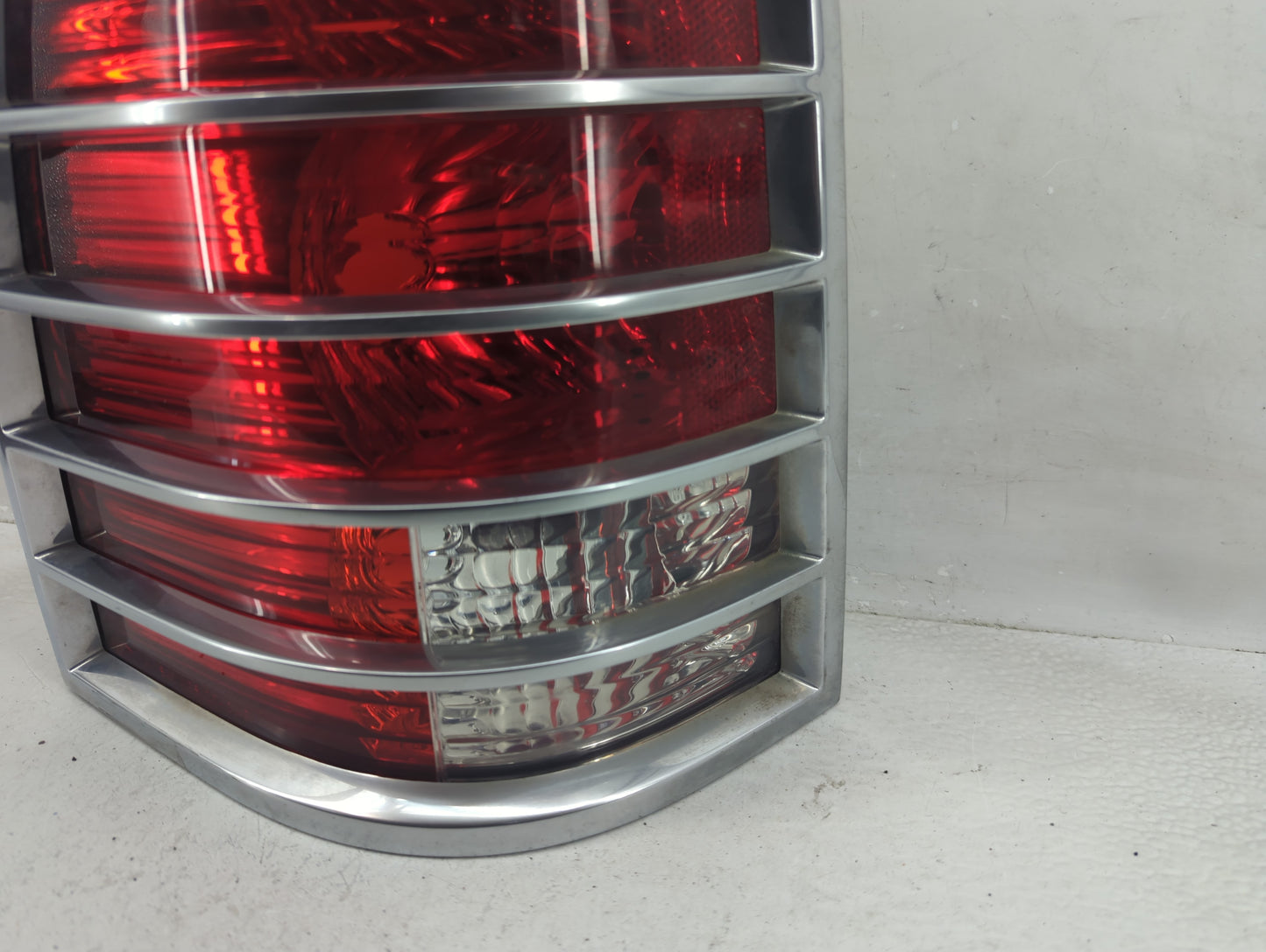 2002-2005 Mercury Mountaineer Tail Light Assembly Driver Left OEM P/N:44ZH-1470 Fits Fits 2002 2003 2004 2005 OEM Used Auto 