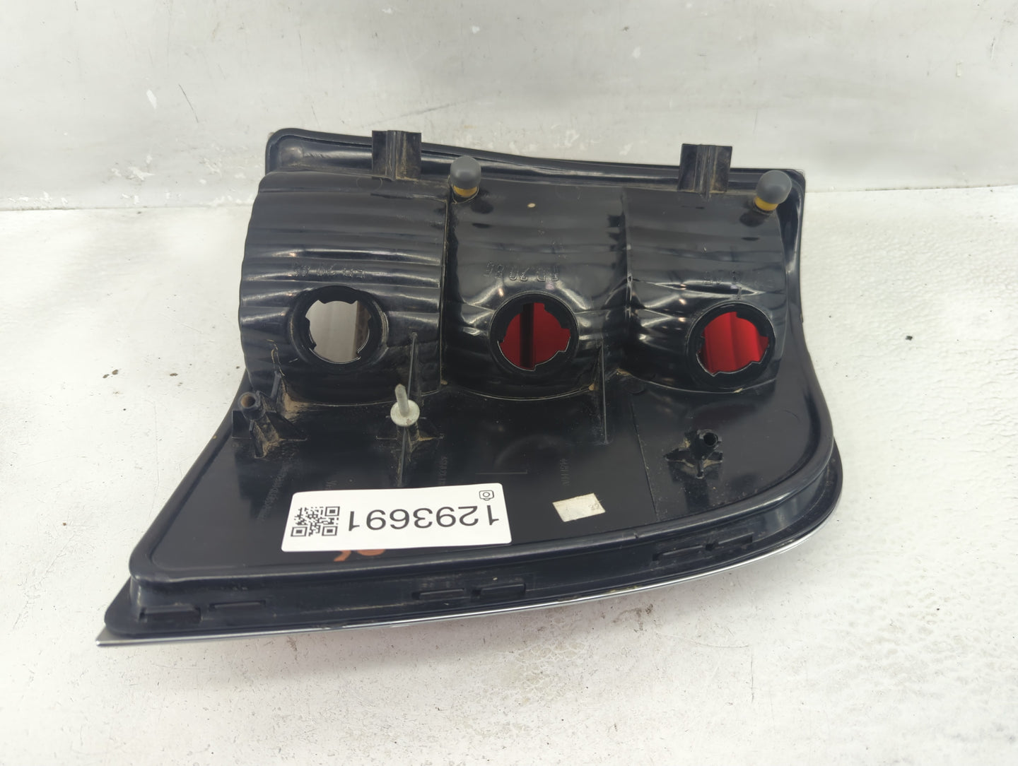 2002-2005 Mercury Mountaineer Tail Light Assembly Driver Left OEM P/N:44ZH-1470 Fits Fits 2002 2003 2004 2005 OEM Used Auto 