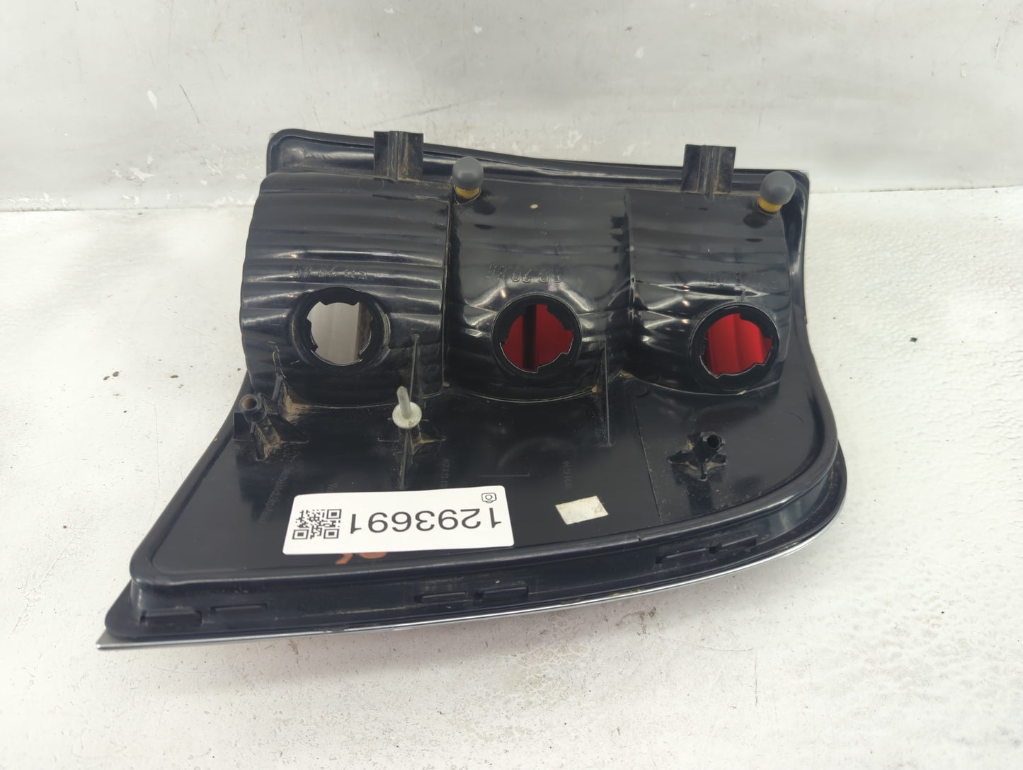 2002-2005 Mercury Mountaineer Tail Light Assembly Driver Left OEM P/N:44ZH-1470 Fits Fits 2002 2003 2004 2005 OEM Used Auto 