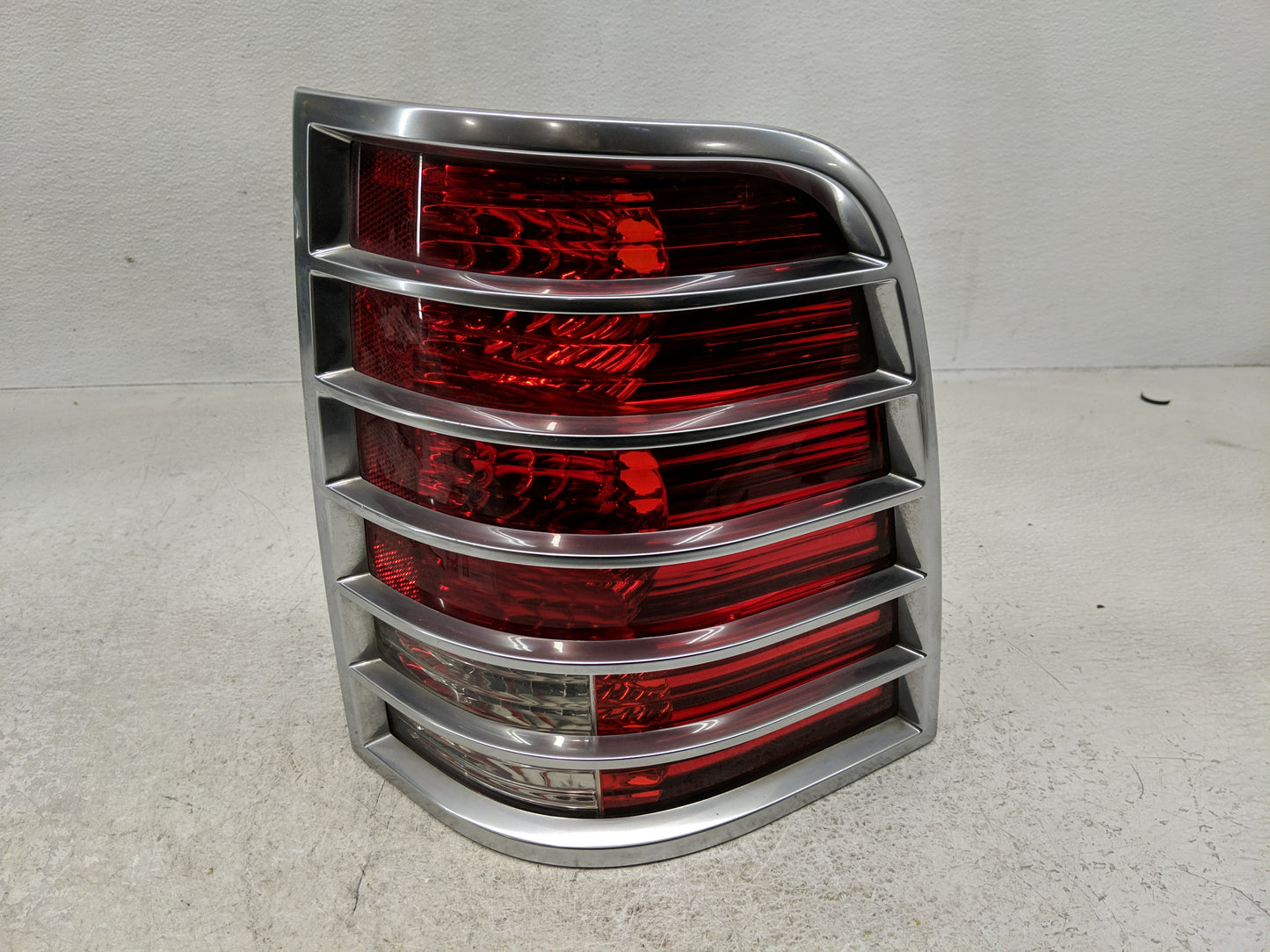 2002-2005 Mercury Mountaineer Tail Light Assembly Passenger Right OEM P/N:IL2X-13B504-A Fits Fits 2002 2003 2004 2005 OEM Us