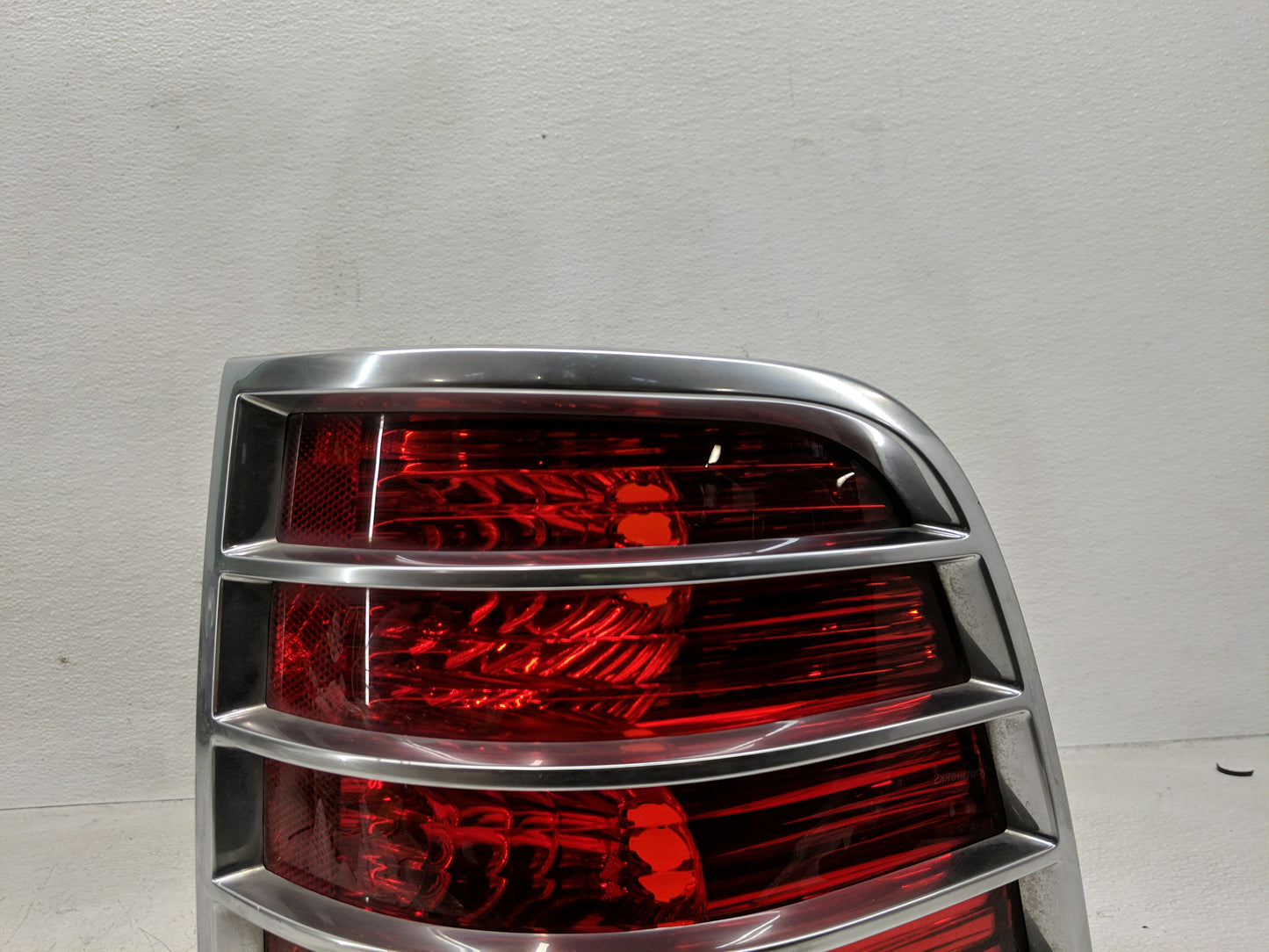 2002-2005 Mercury Mountaineer Tail Light Assembly Passenger Right OEM P/N:IL2X-13B504-A Fits Fits 2002 2003 2004 2005 OEM Us