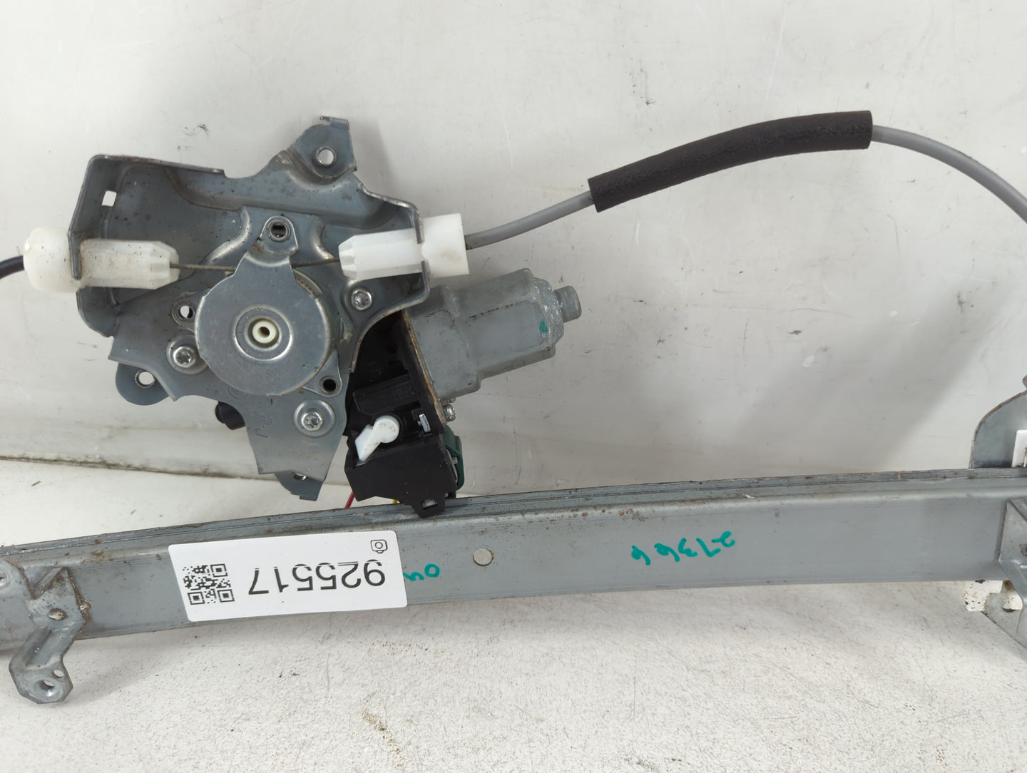 2003-2006 Mitsubishi Outlander Window Regulator Passenger Front - Oemusedautoparts1.com