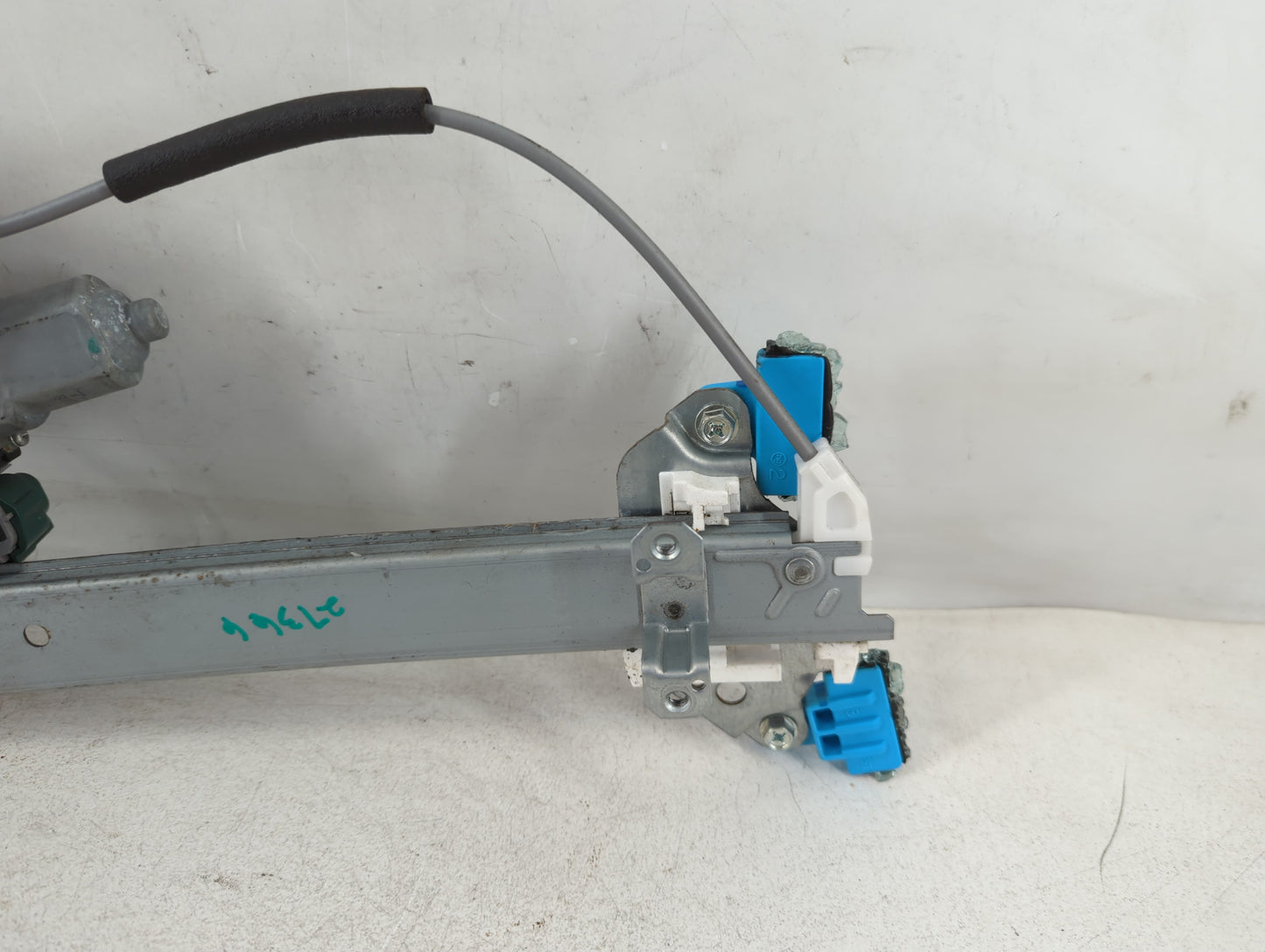 2003-2006 Mitsubishi Outlander Window Regulator Passenger Front - Oemusedautoparts1.com