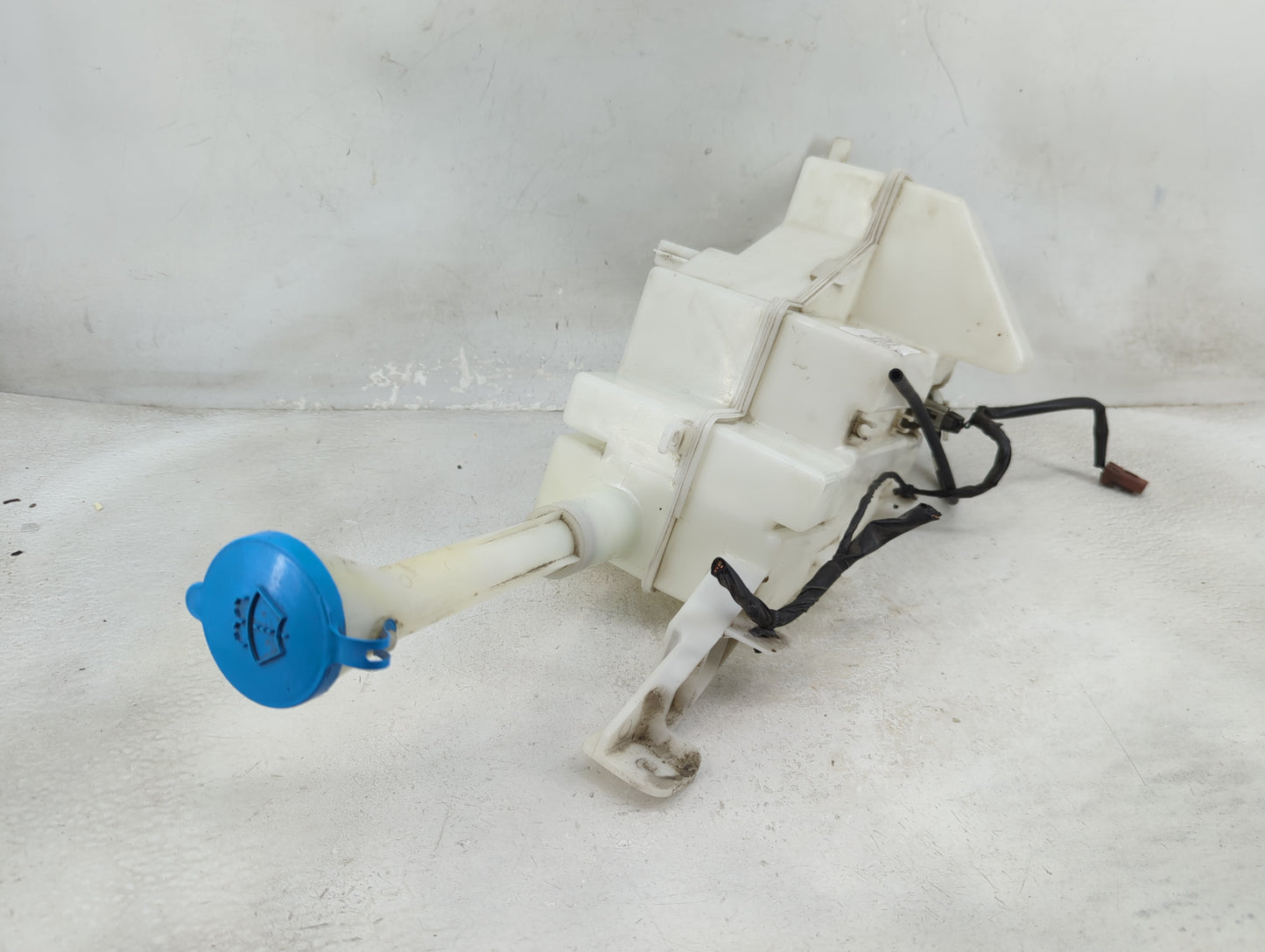 2002-2006 Nissan Altima Windshield Washer Fluid Reservoir Bottle 1466620 - Oemusedautoparts1.com