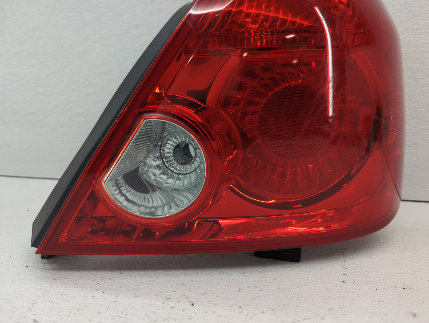 2002-2004 Nissan Altima Tail Light Assembly Passenger Right OEM P/N:935 300 Fits Fits 2002 2003 2004 OEM Used Auto Parts - O