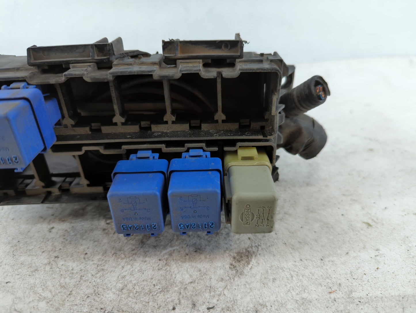 2002-2003 Nissan Maxima Fusebox Fuse Box Panel Relay Module P/N:24382 2Z300 Fits Fits 2002 2003 OEM Used Auto Parts - Oemuse