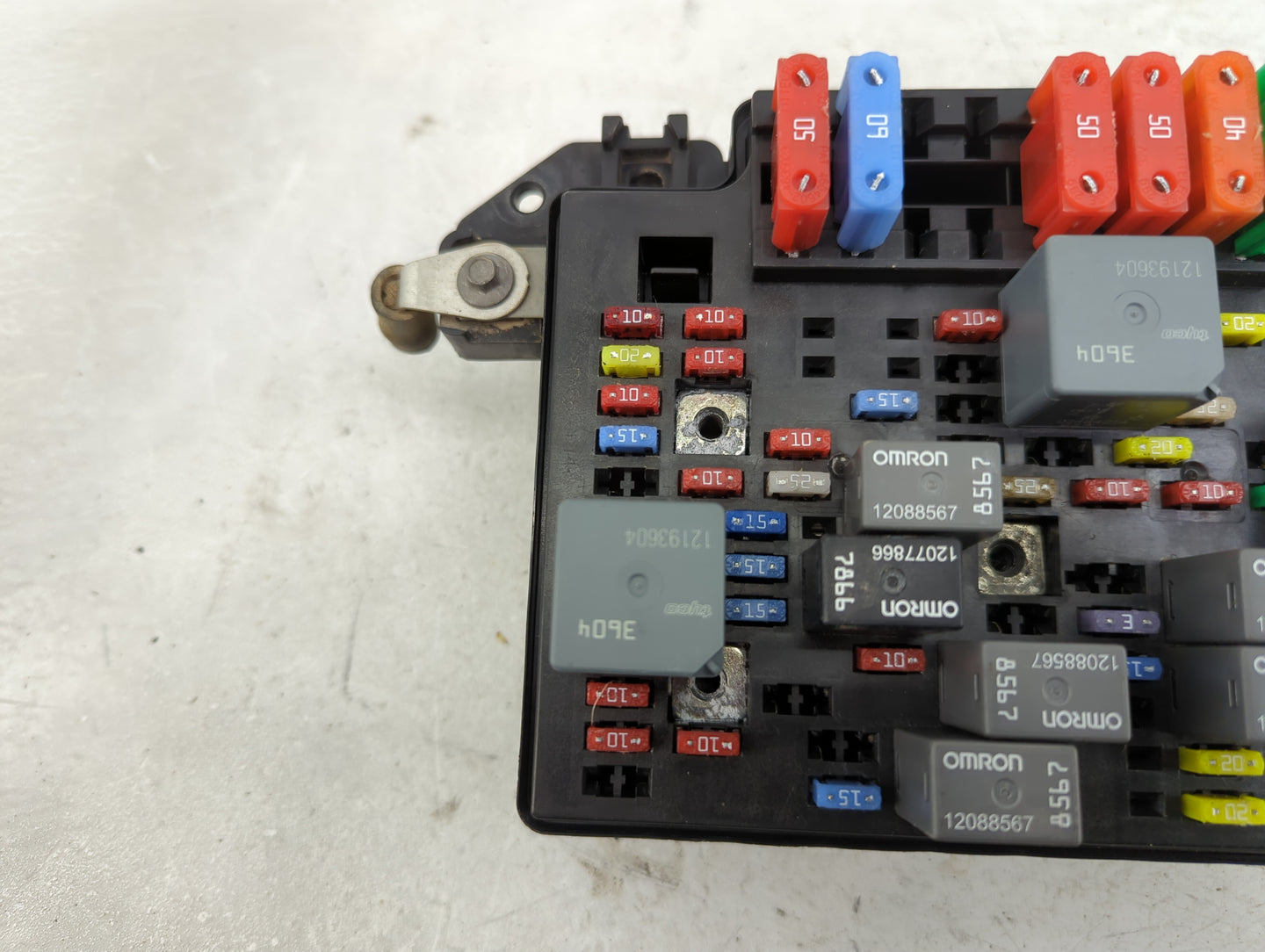 2003 Oldsmobile Bravada Fusebox Fuse Box Panel Relay Module P/N:12193604 12077866, 12088567 Fits OEM Used Auto Parts - Oemus
