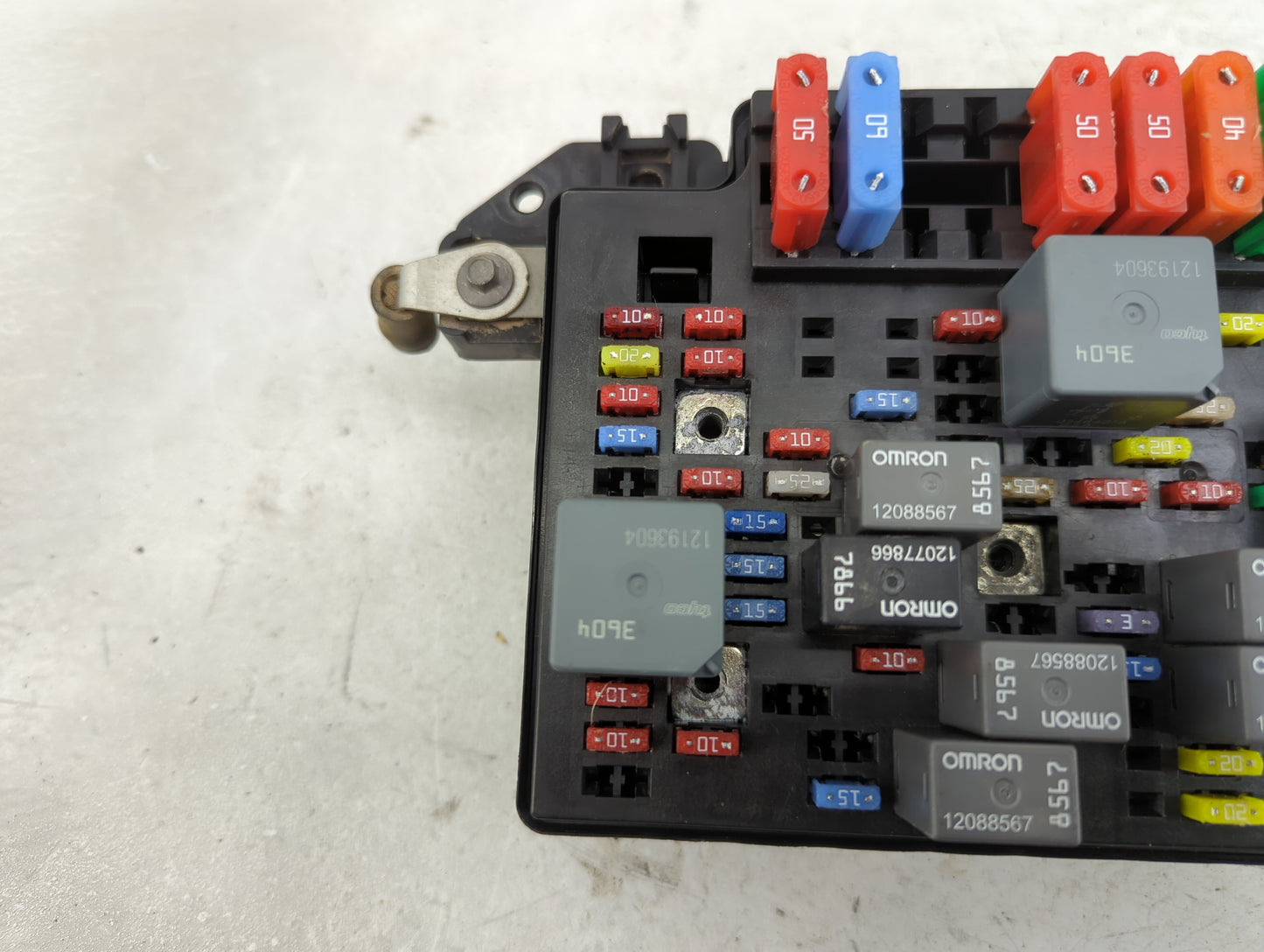 2003 Oldsmobile Bravada Fusebox Fuse Box Panel Relay Module P/N:12193604 12077866, 12088567 Fits OEM Used Auto Parts - Oemus
