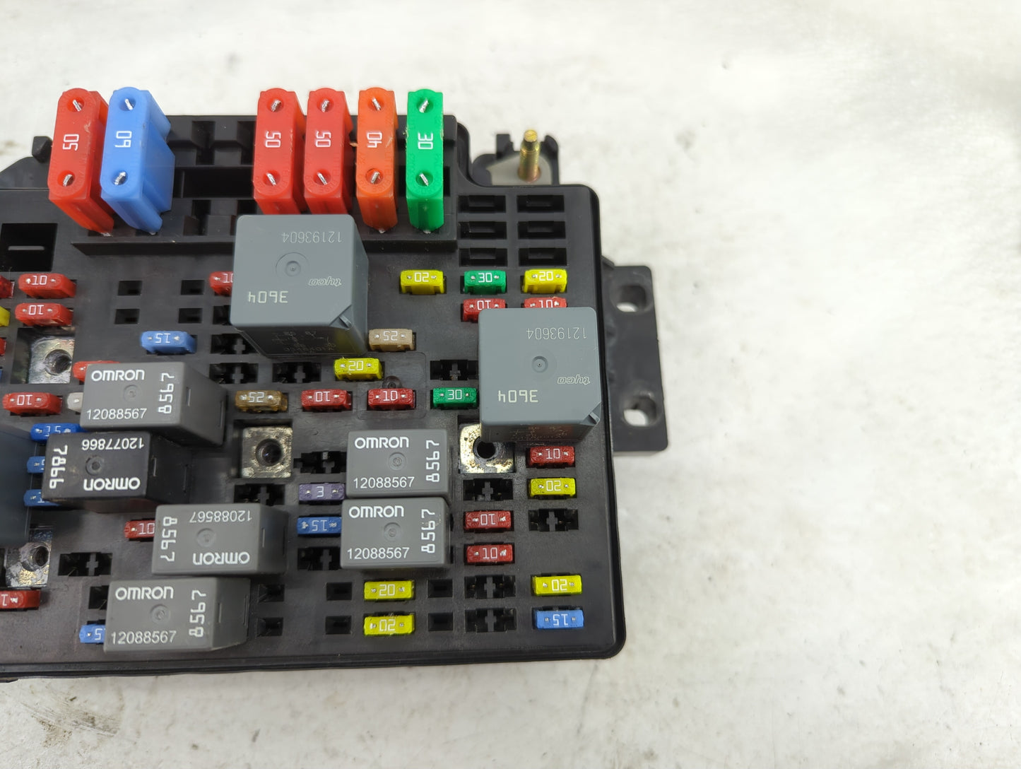 2003 Oldsmobile Bravada Fusebox Fuse Box Panel Relay Module P/N:12193604 12077866, 12088567 Fits OEM Used Auto Parts - Oemus