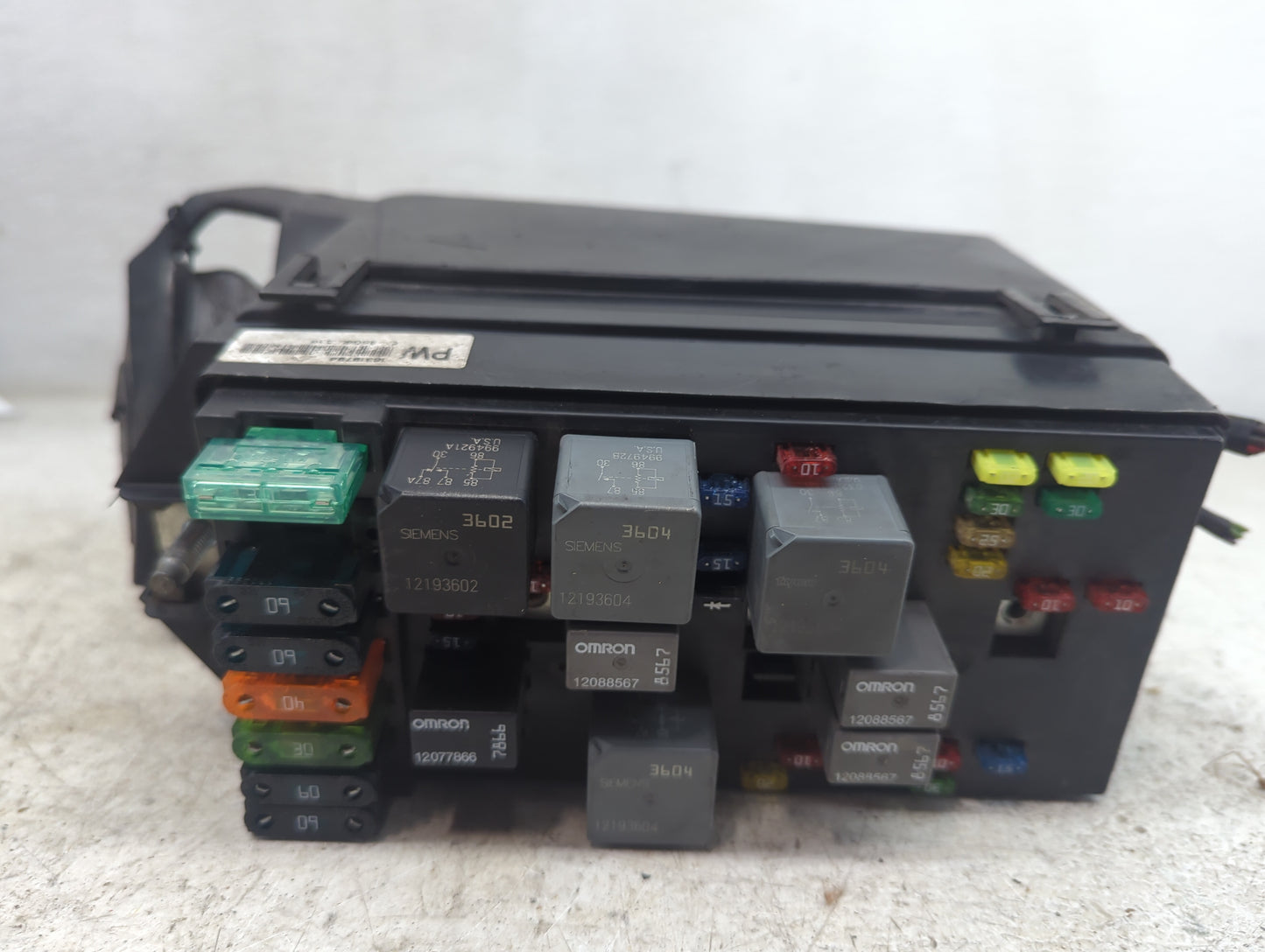 2002-2003 Oldsmobile Bravada Fusebox Fuse Box Panel Relay Module P/N:16319784 C-8608-1J0, 12193602, 12193604 Fits Fits 2002 