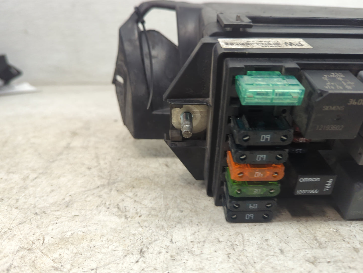 2002-2003 Oldsmobile Bravada Fusebox Fuse Box Panel Relay Module P/N:16319784 C-8608-1J0, 12193602, 12193604 Fits Fits 2002 