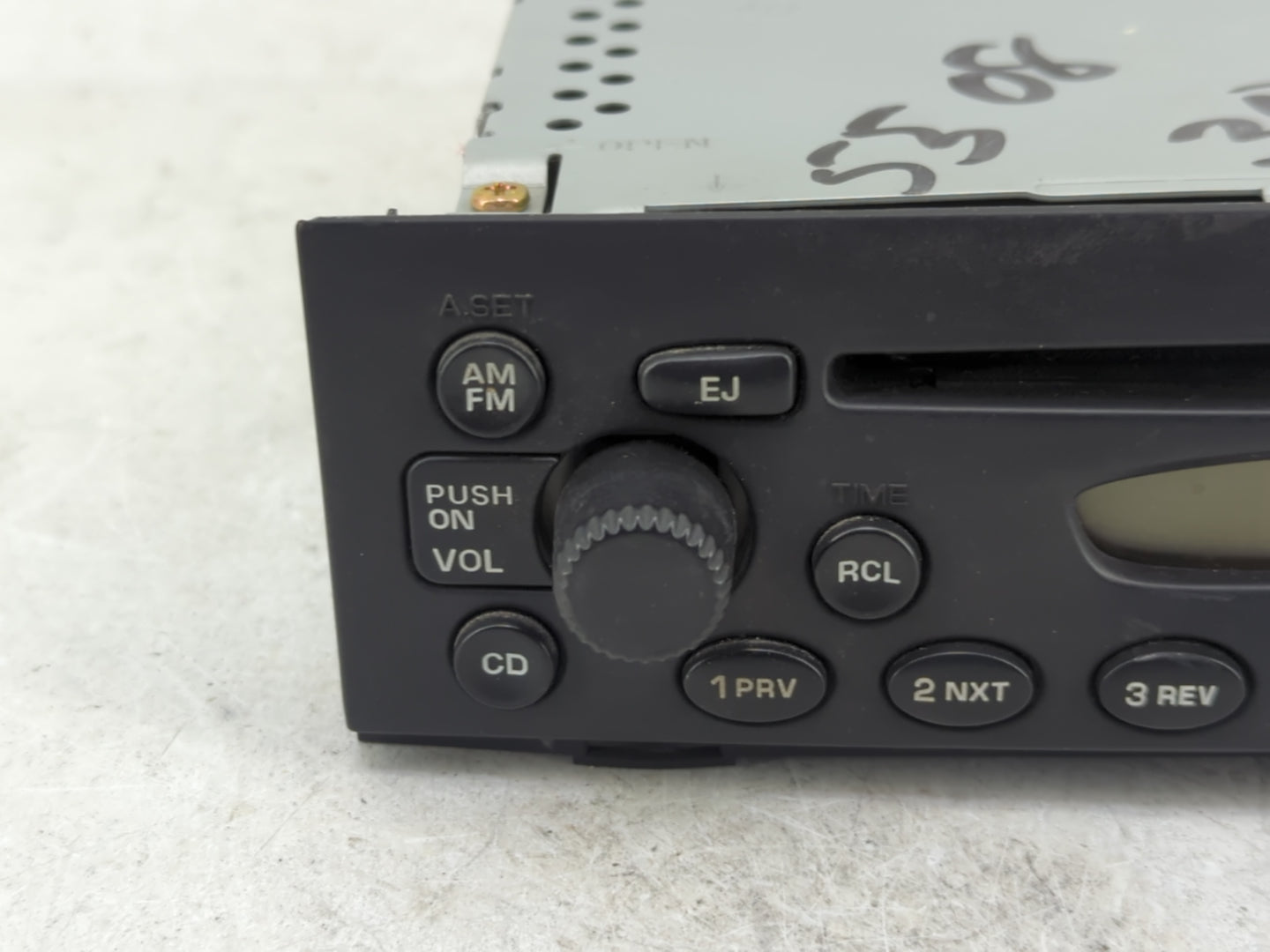 2001-2003 Saturn L300 Radio AM FM Cd Player Receiver Replacement P/N:21025330 Fits Fits 2000 2001 2002 2003 OEM Used Auto Pa