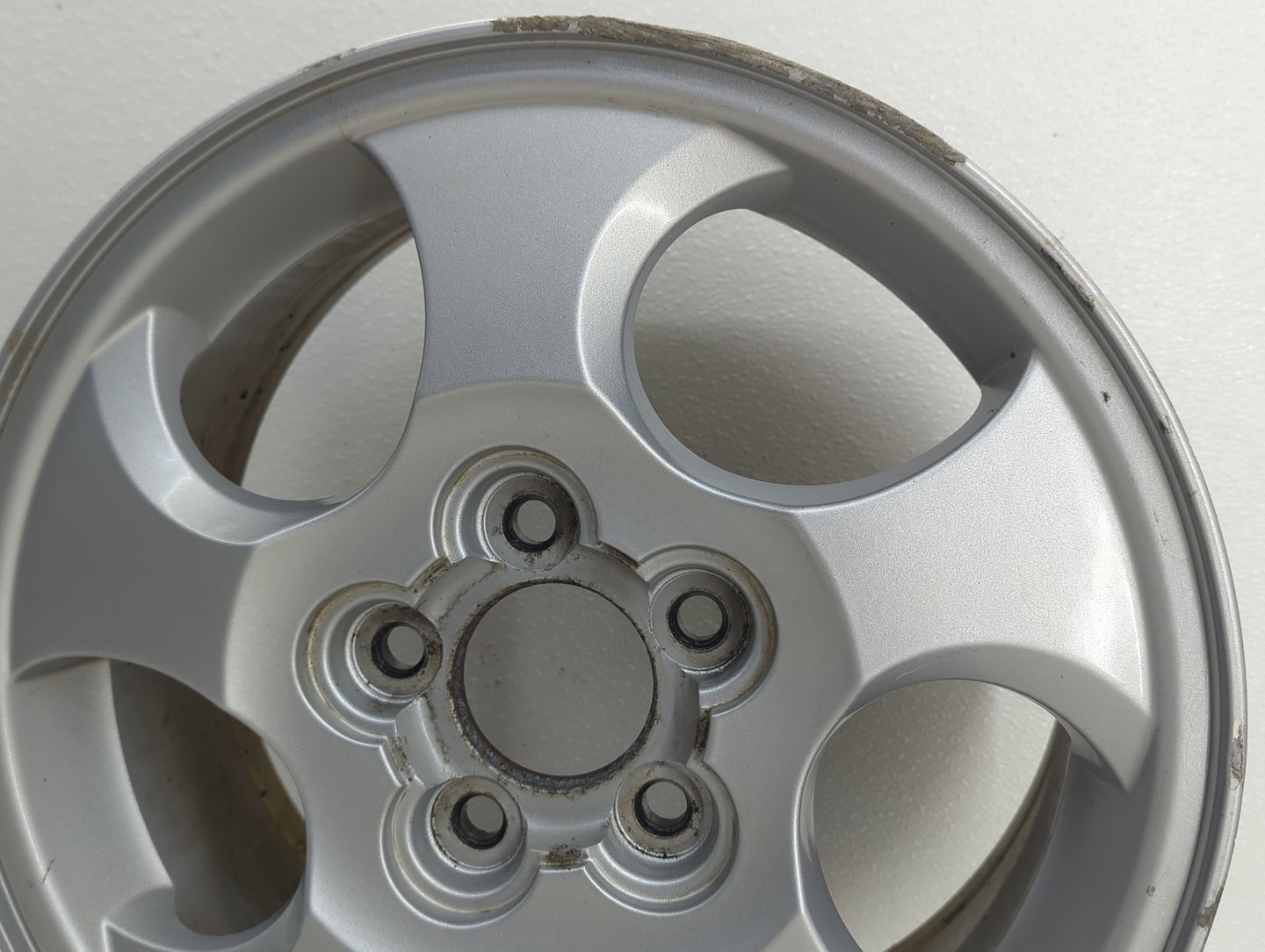 2002-2004 Saturn Vue Oem Wheel Rim Silver - Oemusedautoparts1.com