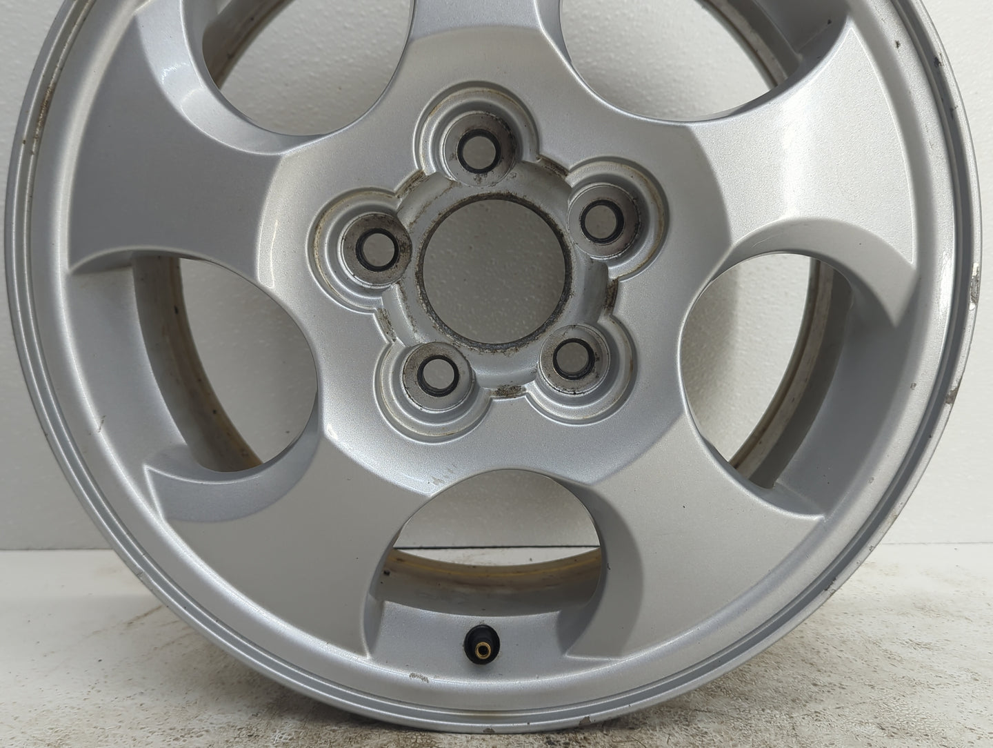2002-2004 Saturn Vue Oem Wheel Rim Silver - Oemusedautoparts1.com