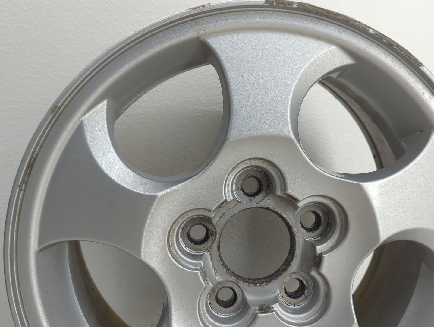 2002-2004 Saturn Vue Oem Wheel Rim Silver - Oemusedautoparts1.com
