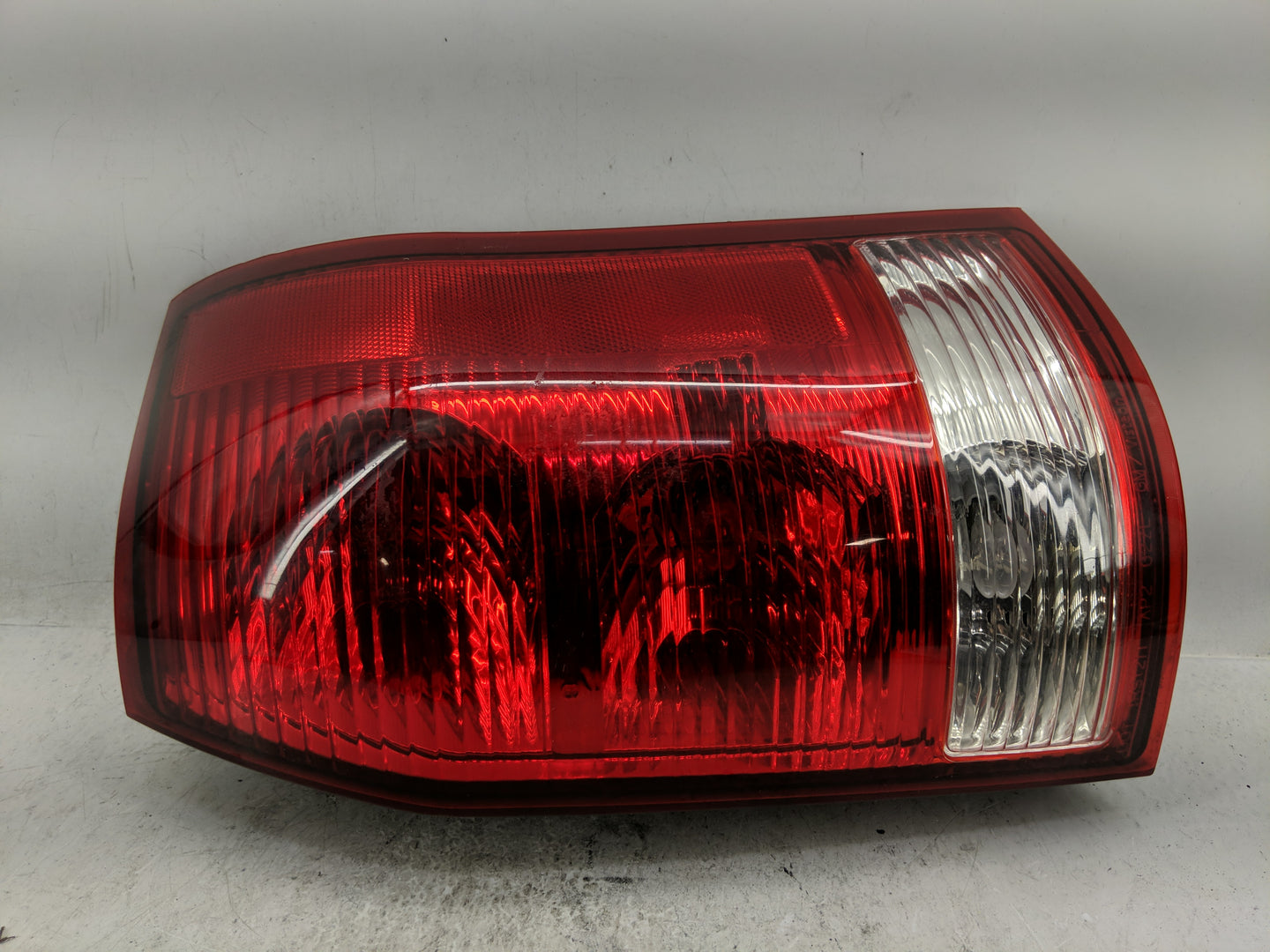 2002-2003 Saturn Vue Tail Light Assembly Passenger Right OEM P/N:2C04AG8756 Fits Fits 2002 2003 OEM Used Auto Parts - Oemuse
