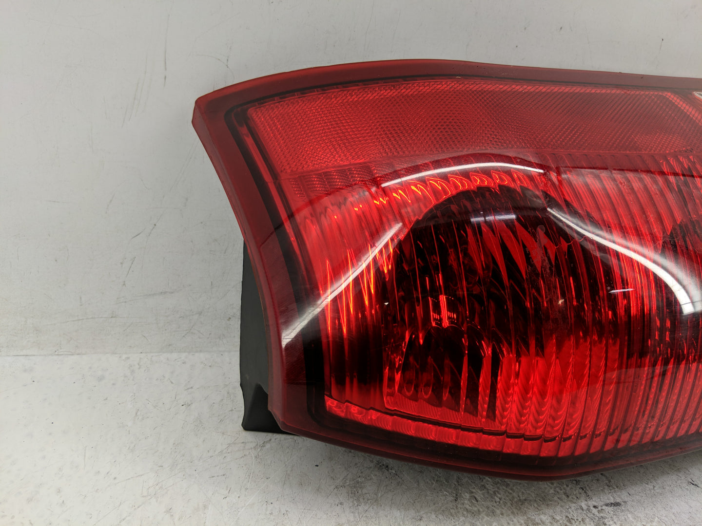 2002-2003 Saturn Vue Tail Light Assembly Passenger Right OEM P/N:2C04AG8756 Fits Fits 2002 2003 OEM Used Auto Parts - Oemuse