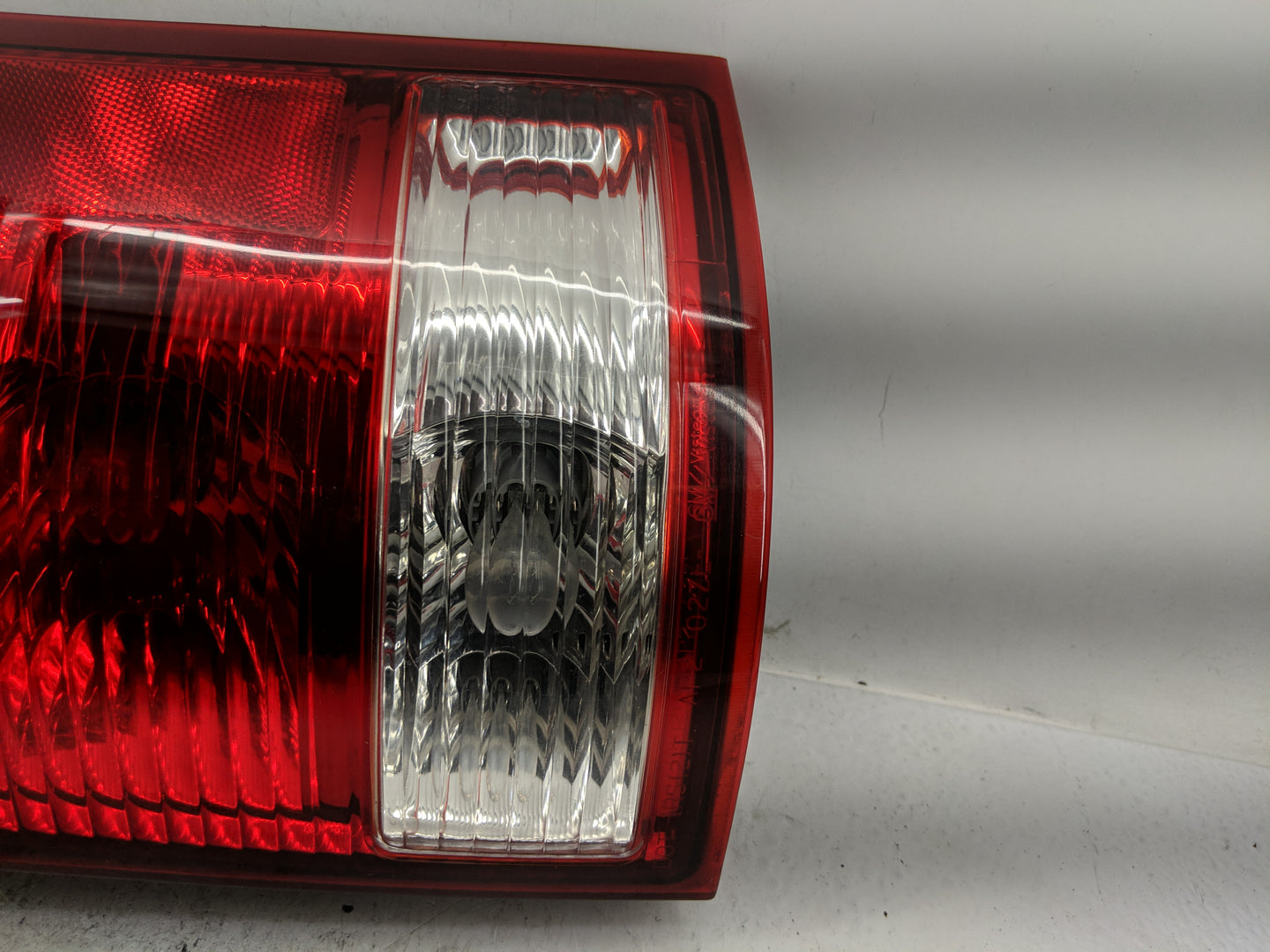 2002-2003 Saturn Vue Tail Light Assembly Passenger Right OEM P/N:2C04AG8756 Fits Fits 2002 2003 OEM Used Auto Parts - Oemuse