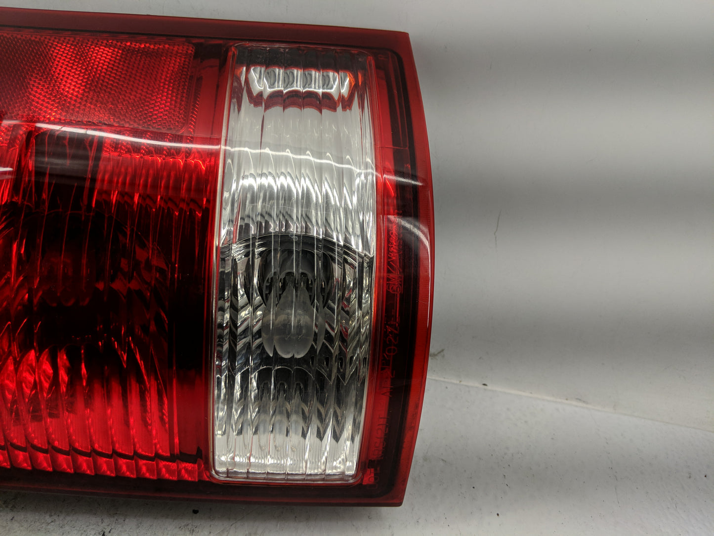 2002-2003 Saturn Vue Tail Light Assembly Passenger Right OEM P/N:2C04AG8756 Fits Fits 2002 2003 OEM Used Auto Parts - Oemuse