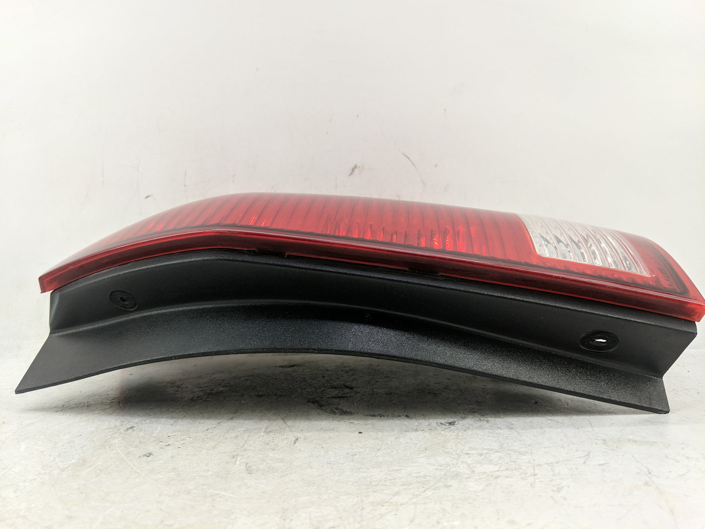 2002-2003 Saturn Vue Tail Light Assembly Passenger Right OEM P/N:2C04AG8756 Fits Fits 2002 2003 OEM Used Auto Parts - Oemuse