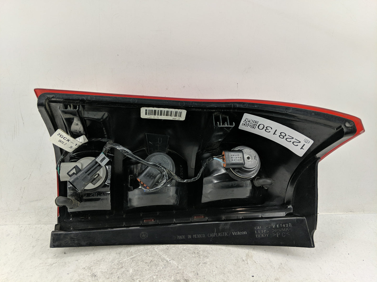 2002-2003 Saturn Vue Tail Light Assembly Passenger Right OEM P/N:2C04AG8756 Fits Fits 2002 2003 OEM Used Auto Parts - Oemuse