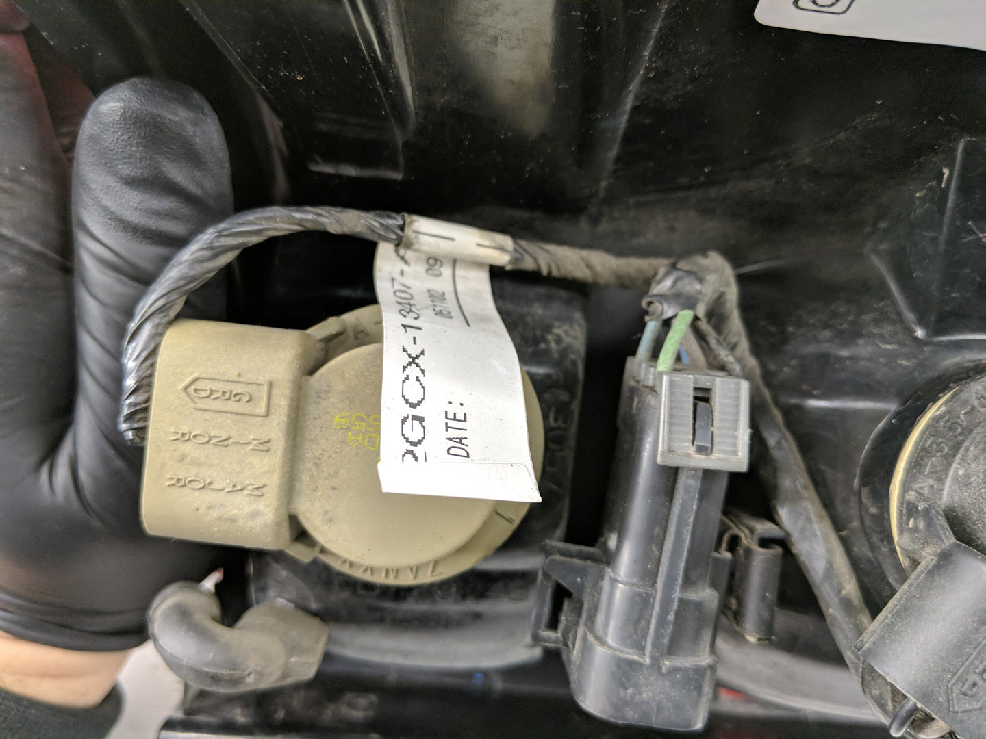 2002-2003 Saturn Vue Tail Light Assembly Passenger Right OEM P/N:22692371 Fits Fits 2002 2003 OEM Used Auto Parts - Oemuseda