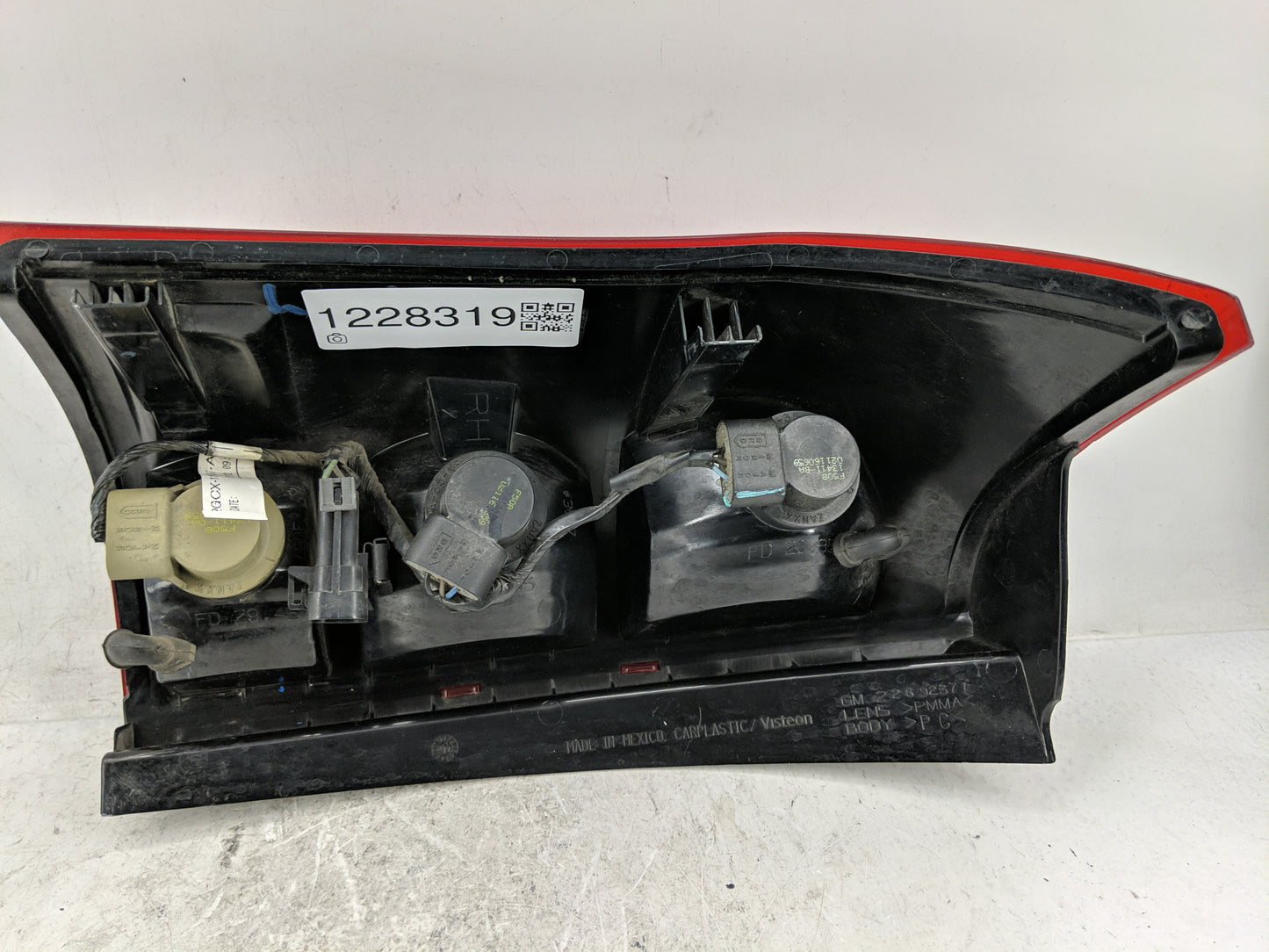 2002-2003 Saturn Vue Tail Light Assembly Passenger Right OEM P/N:22692371 Fits Fits 2002 2003 OEM Used Auto Parts - Oemuseda