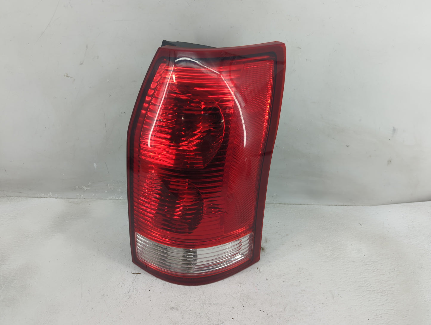 2002-2003 Saturn Vue Tail Light Assembly Passenger Right OEM P/N:22692371 Fits Fits 2002 2003 OEM Used Auto Parts - Oemuseda