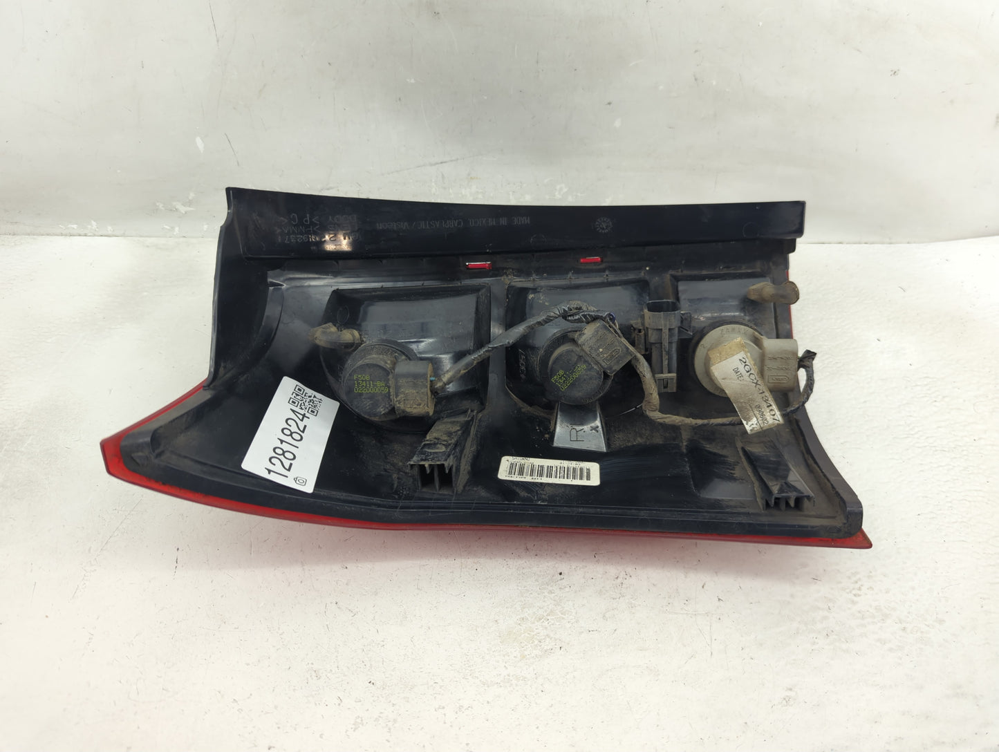 2002-2003 Saturn Vue Tail Light Assembly Passenger Right OEM P/N:22692371 Fits Fits 2002 2003 OEM Used Auto Parts - Oemuseda