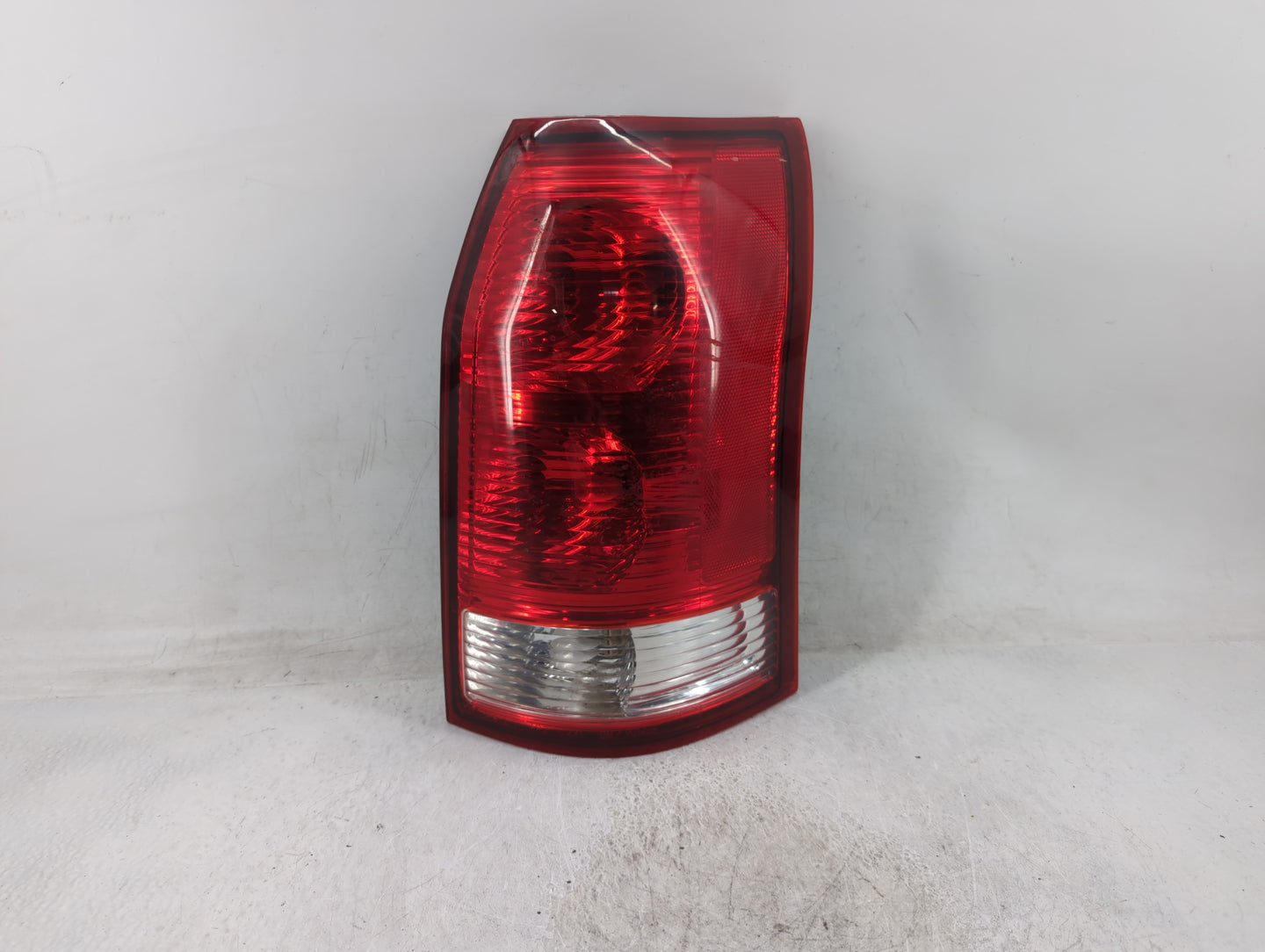 2002-2003 Saturn Vue Tail Light Assembly Passenger Right OEM P/N:2C04AF0793 Fits Fits 2002 2003 OEM Used Auto Parts - Oemuse