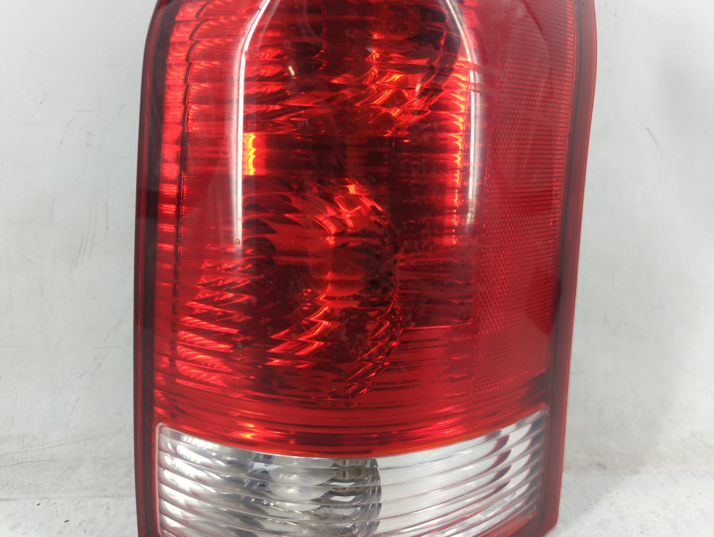 2002-2003 Saturn Vue Tail Light Assembly Passenger Right OEM P/N:2C04AF0793 Fits Fits 2002 2003 OEM Used Auto Parts - Oemuse