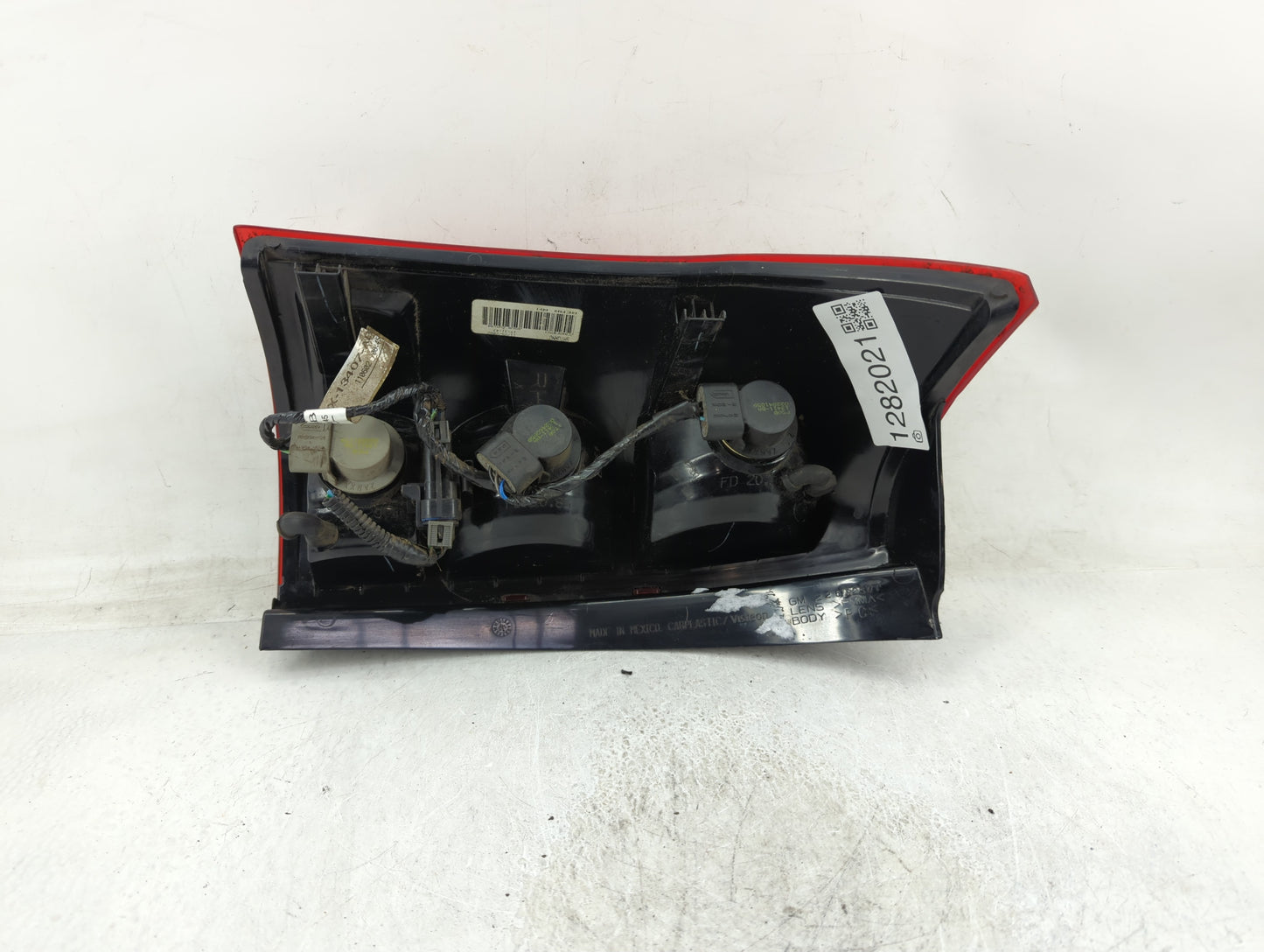 2002-2003 Saturn Vue Tail Light Assembly Passenger Right OEM P/N:2C04AF0793 Fits Fits 2002 2003 OEM Used Auto Parts - Oemuse