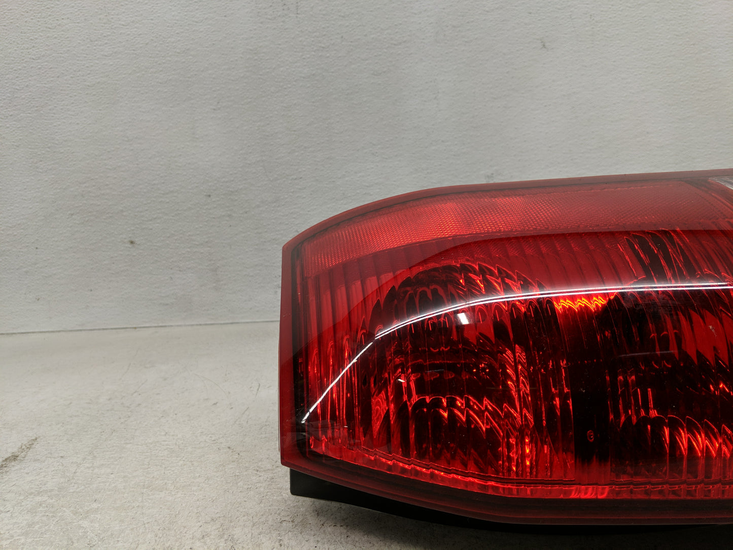 2002-2003 Saturn Vue Tail Light Assembly Passenger Right OEM P/N:2C04AF0793 Fits Fits 2002 2003 OEM Used Auto Parts - Oemuse