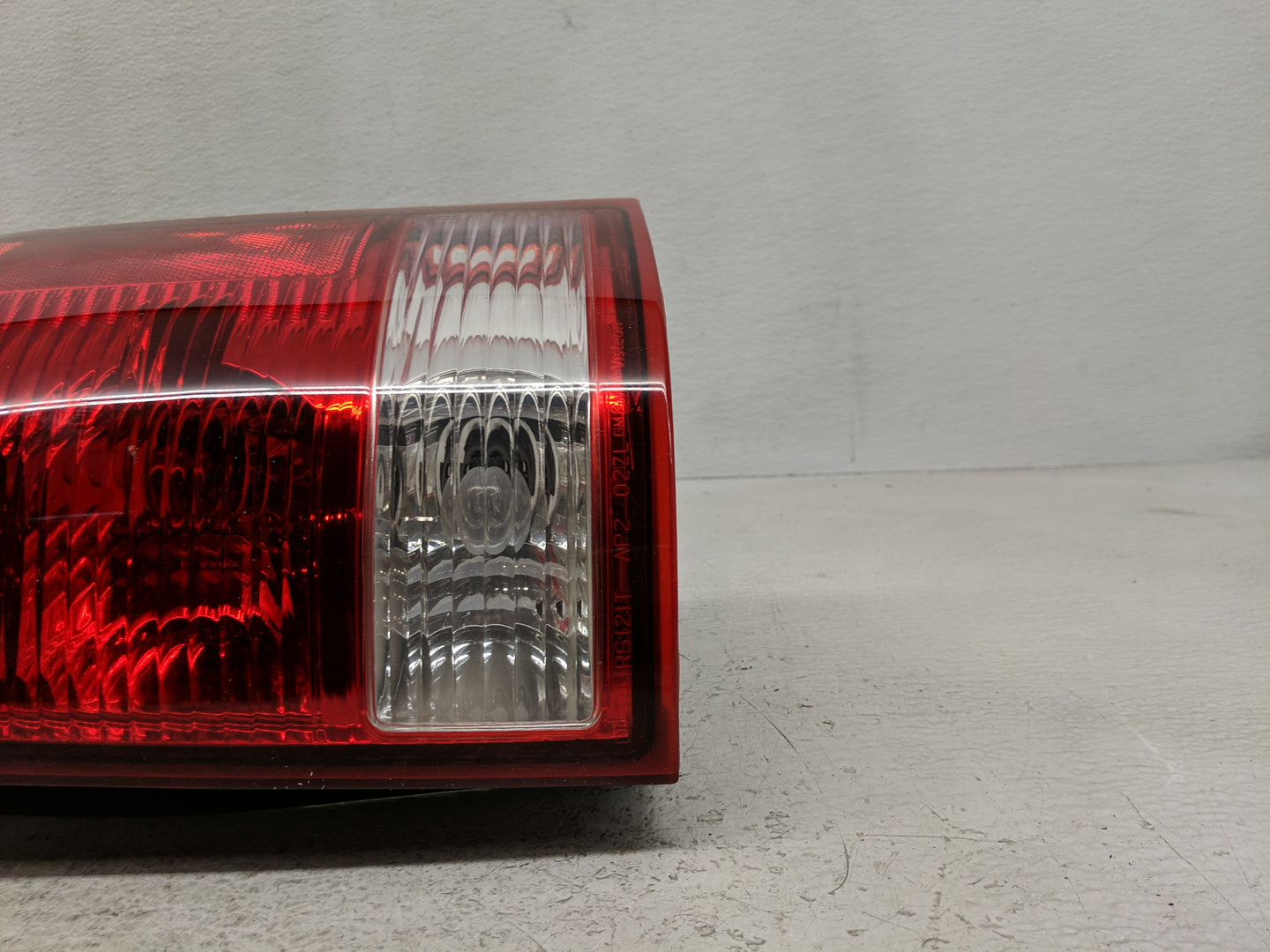 2002-2003 Saturn Vue Tail Light Assembly Passenger Right OEM P/N:2C04AF0793 Fits Fits 2002 2003 OEM Used Auto Parts - Oemuse