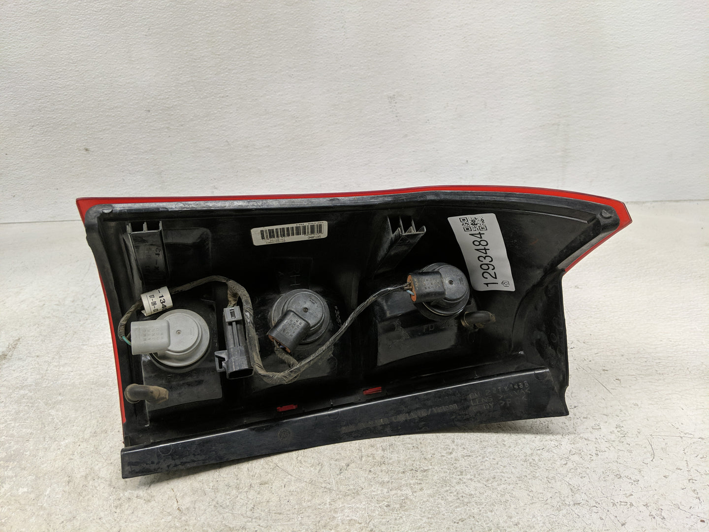 2002-2003 Saturn Vue Tail Light Assembly Passenger Right OEM P/N:2C04AF0793 Fits Fits 2002 2003 OEM Used Auto Parts - Oemuse