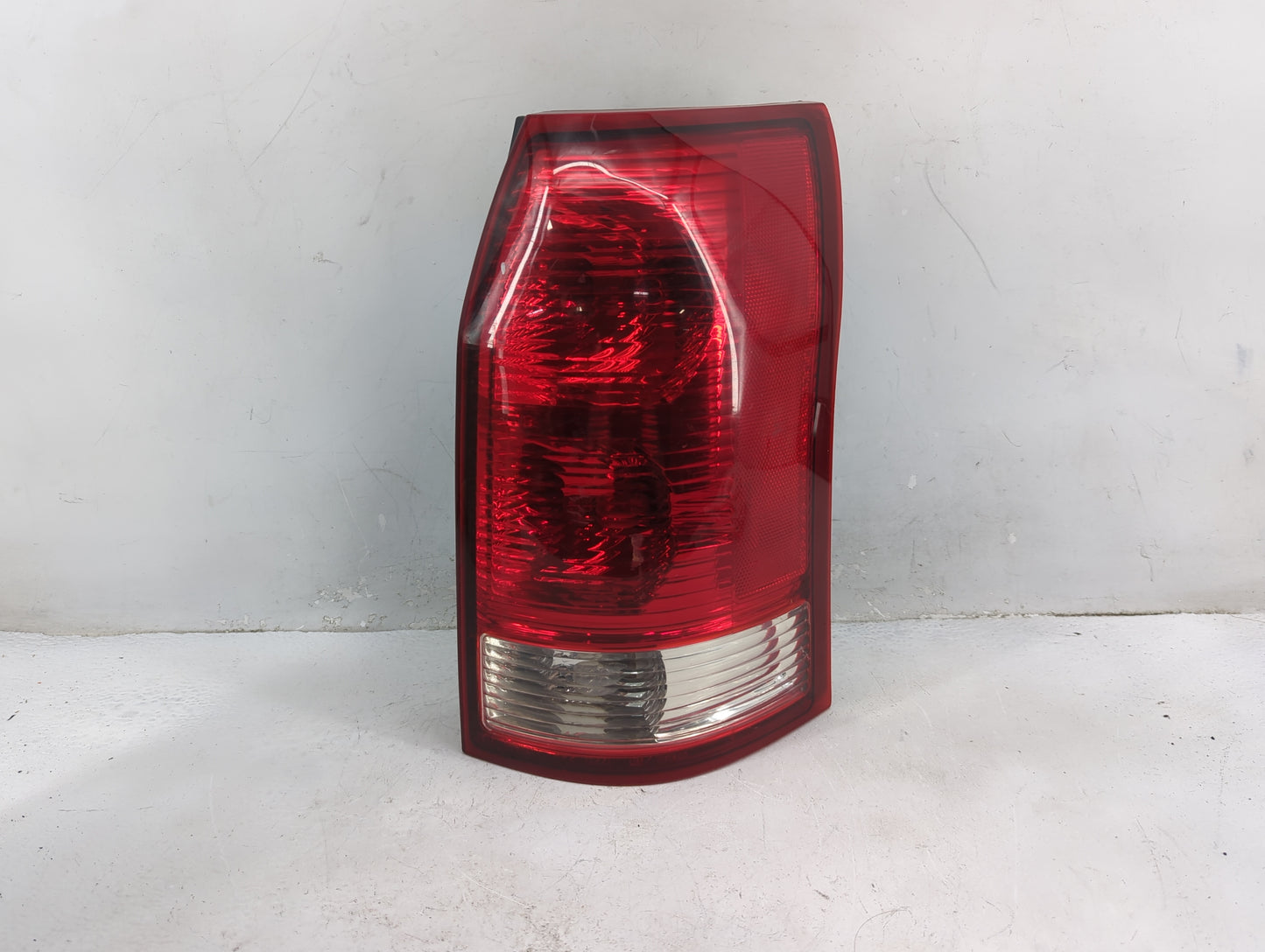 2002-2003 Saturn Vue Tail Light Assembly Passenger Right OEM P/N:22692371 2C04AF0793 Fits Fits 2002 2003 OEM Used Auto Parts