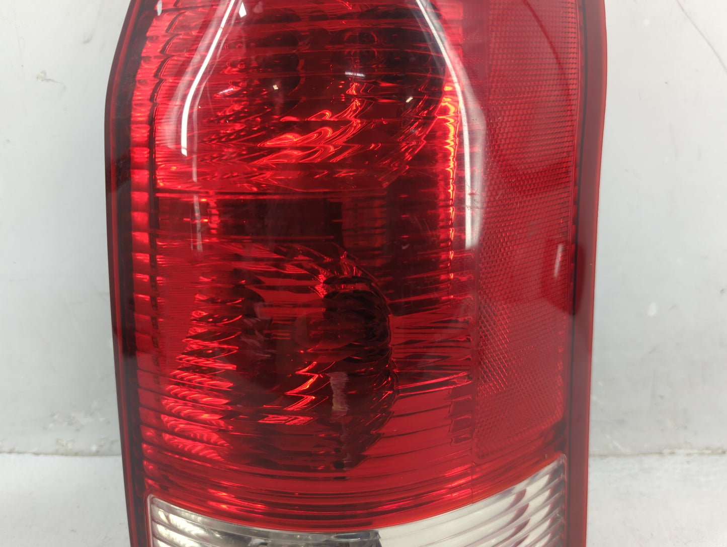 2002-2003 Saturn Vue Tail Light Assembly Passenger Right OEM P/N:22692371 2C04AF0793 Fits Fits 2002 2003 OEM Used Auto Parts