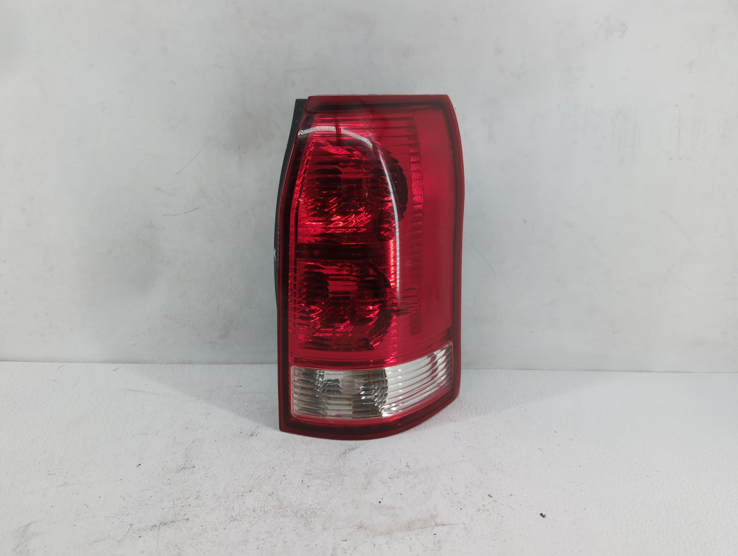 2002-2003 Saturn Vue Tail Light Assembly Passenger Right OEM P/N:22692371 22711438 Fits Fits 2002 2003 OEM Used Auto Parts -